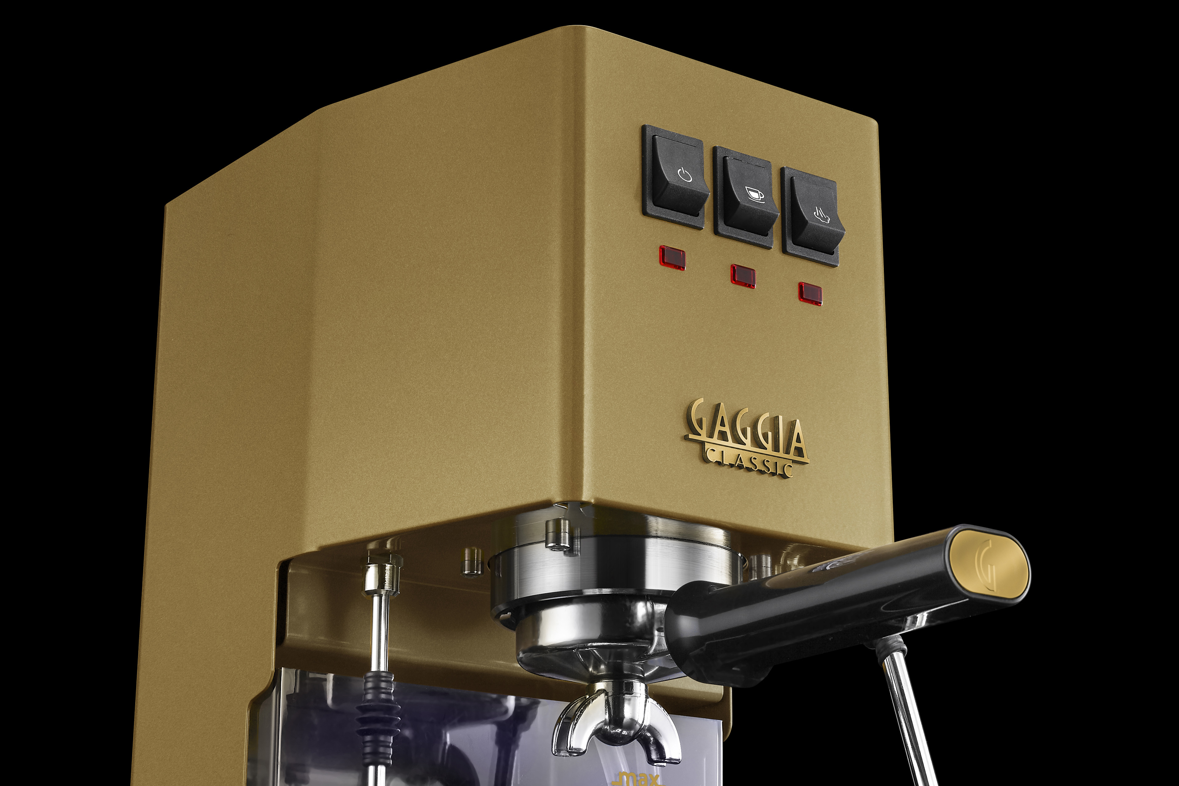 Gouden Gaggia Classic espressomachine met zwarte hendel en knoppen tegen een zwarte achtergrond.