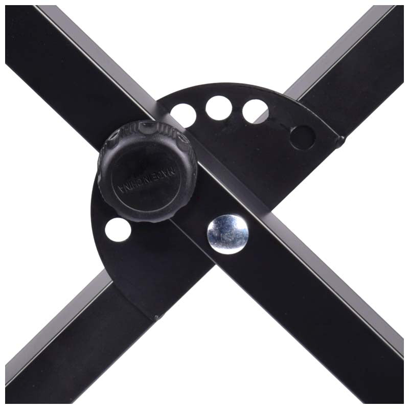 Nahaufnahme einer schwarzen Metallstruktur mit Einstellknopf und Löchern.