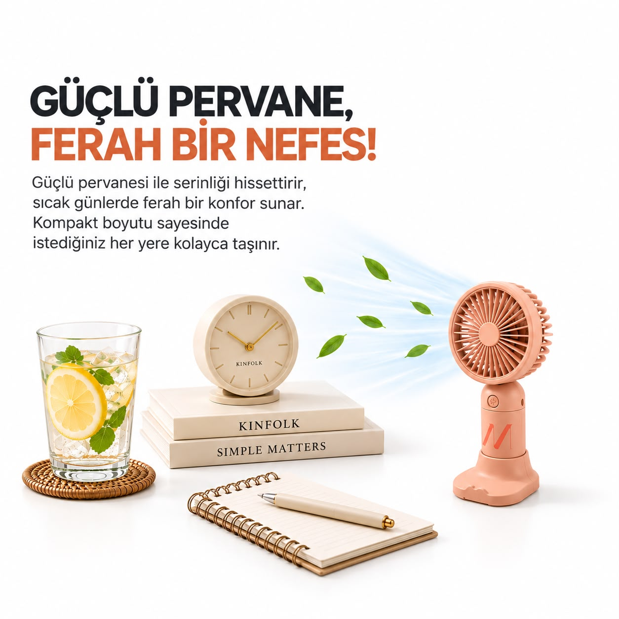 Pembe masaüstü vantilatör, limonata bardağı, kitap üzerindeki saat, not defteri ve tanıtım yazısının yanında hava üflüyor.