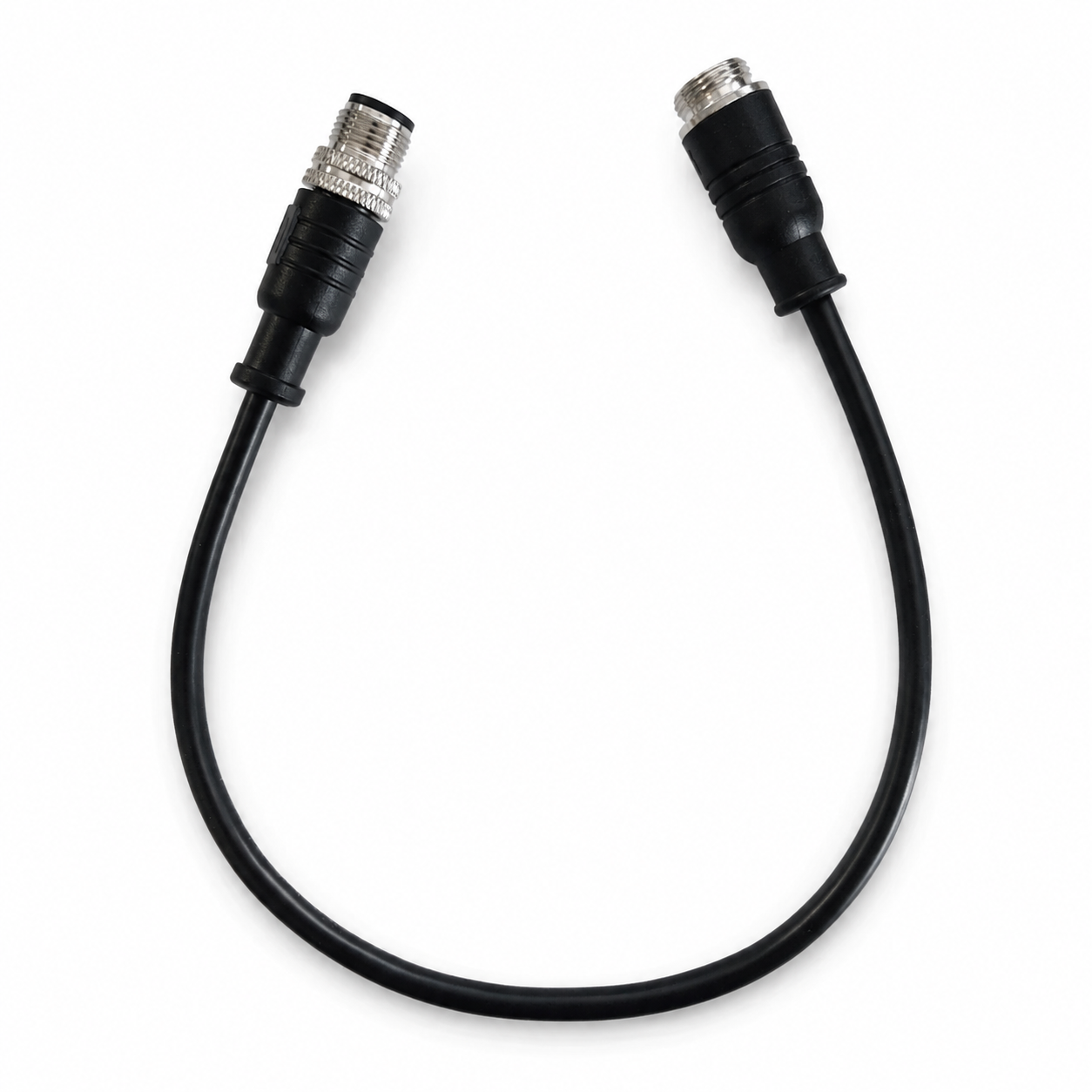 Ein kurzes schwarzes Kabel mit Metallsteckern an beiden Enden auf weißem Hintergrund.
