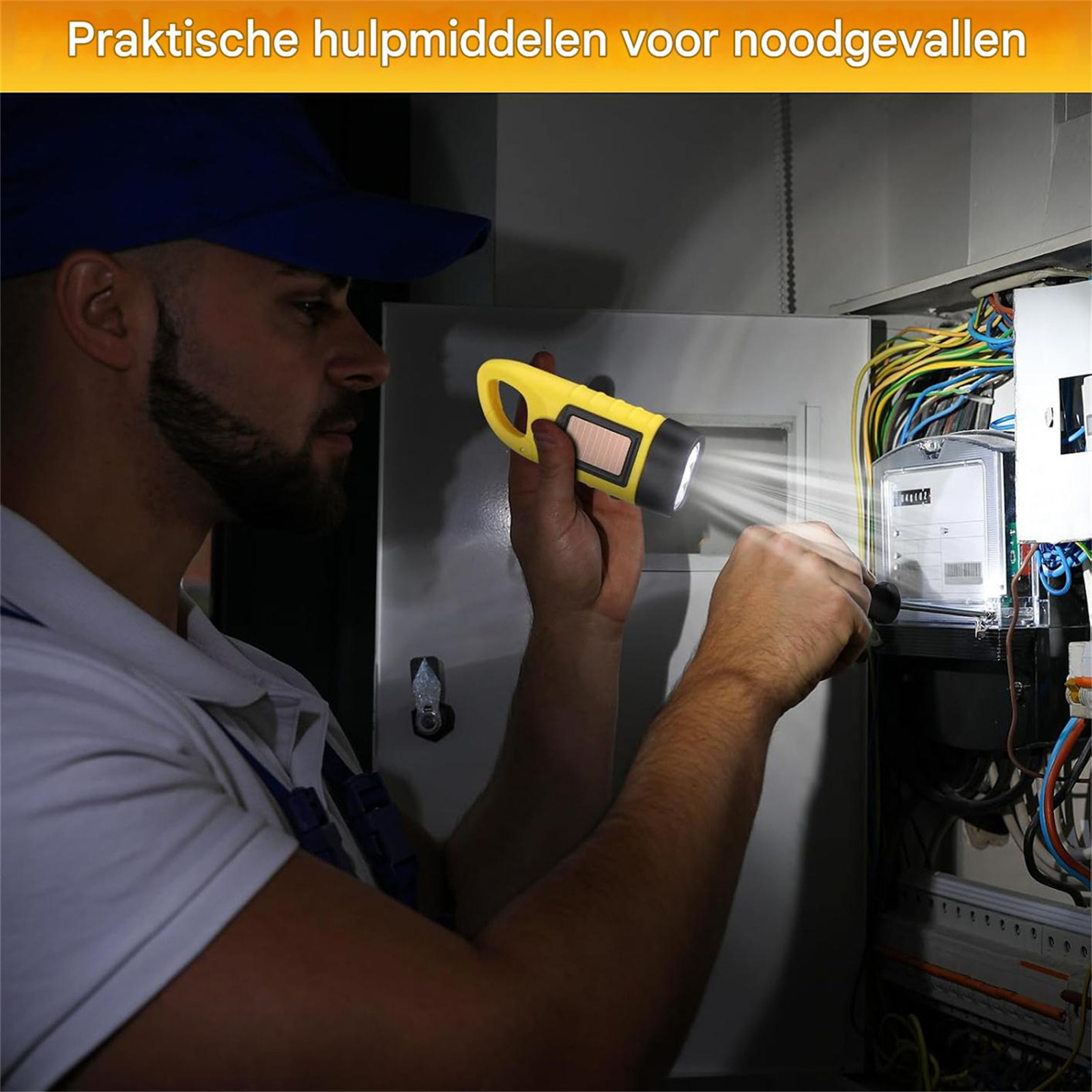 Ein Arbeiter hält eine gelbe Taschenlampe und beleuchtet einen offenen Sicherungskasten.
