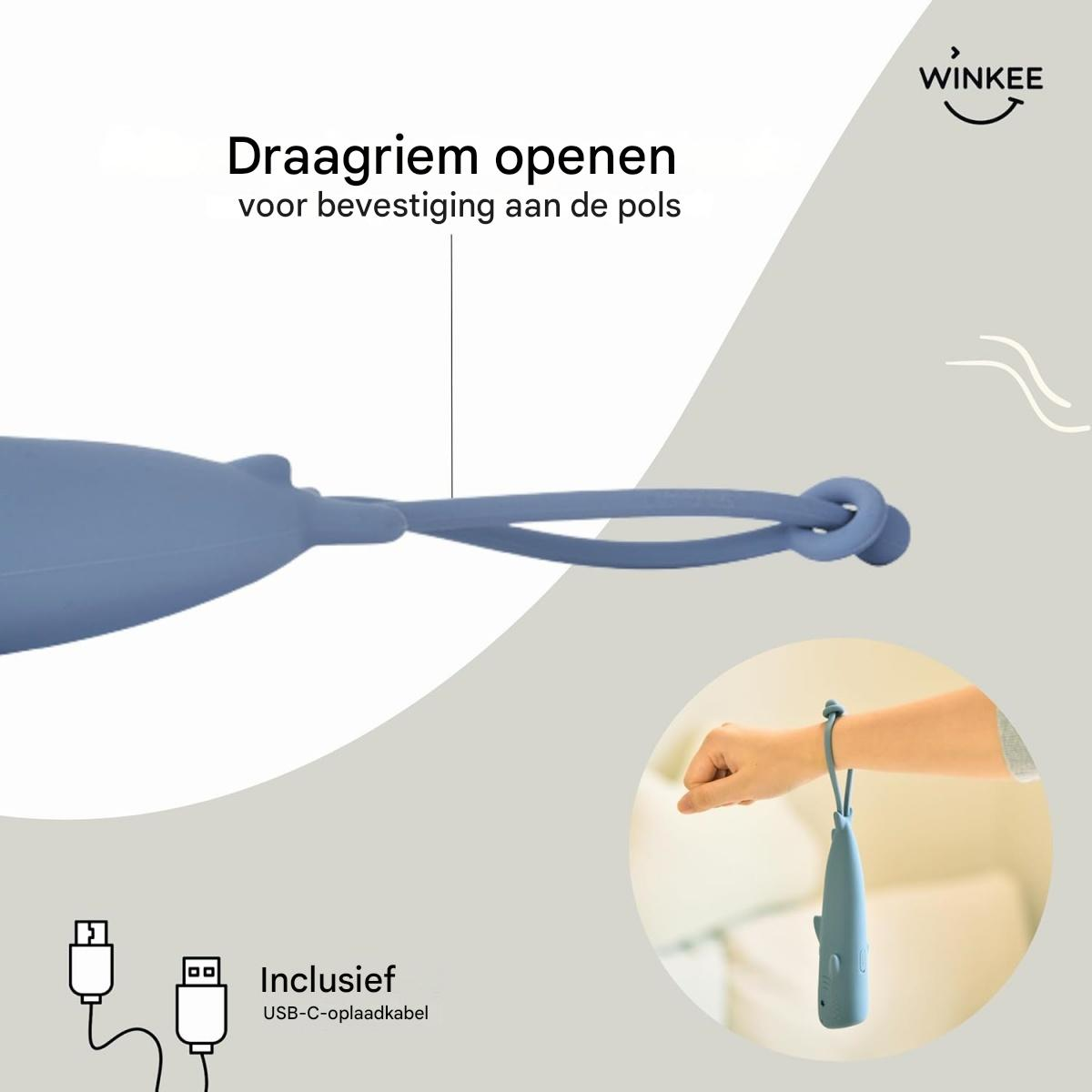 Ein blauer Silikonriemen an einem haiähnlichen Gerät, getragen am Handgelenk im Inlay, mit USB-C-Kabel-Symbol.
