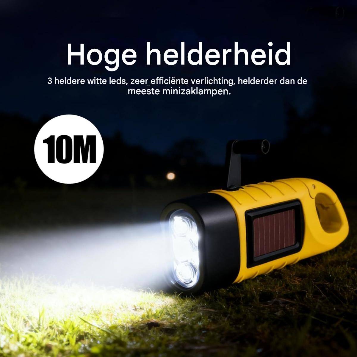Eine gelbe handgehaltene Taschenlampe mit 3 hellen LEDs leuchtet nachts auf das Gras.