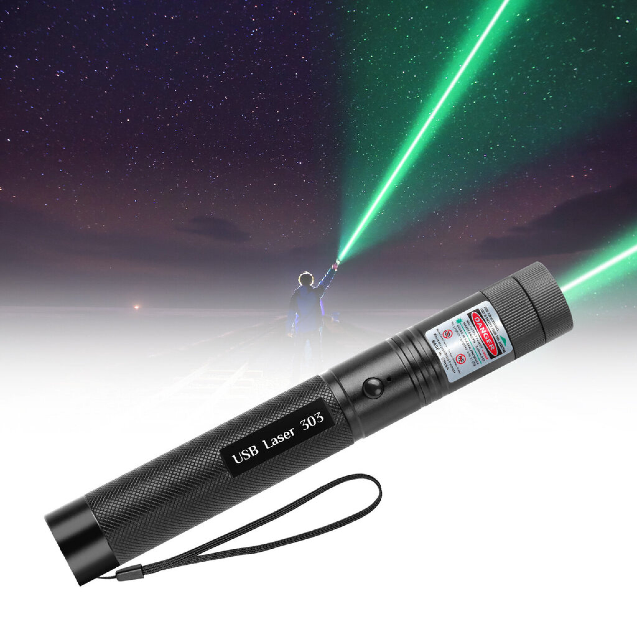 Ein schwarzer USB Laser 303 Pointer im Vordergrund und eine Person, die im Hintergrund einen grünen Laser auf den Nachthimmel richtet.