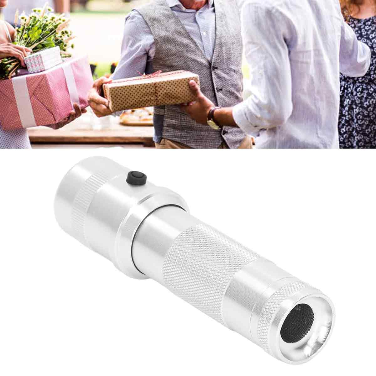 Eine kleine silberne Taschenlampe mit Riffelung auf einem weißen Hintergrund.