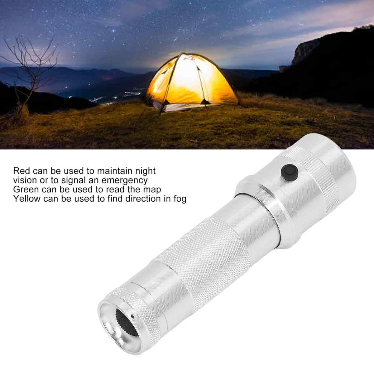 Eine silberne Taschenlampe vor einem beleuchteten Zelt unter einem sternenklaren Nachthimmel.