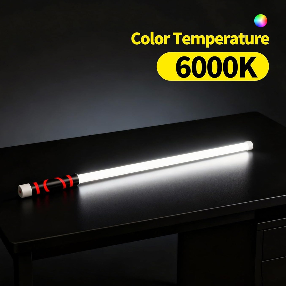 Eine lange weiße LED-Lichtstab auf einem dunklen Tisch, darüber steht Farbtemperatur 6000K.