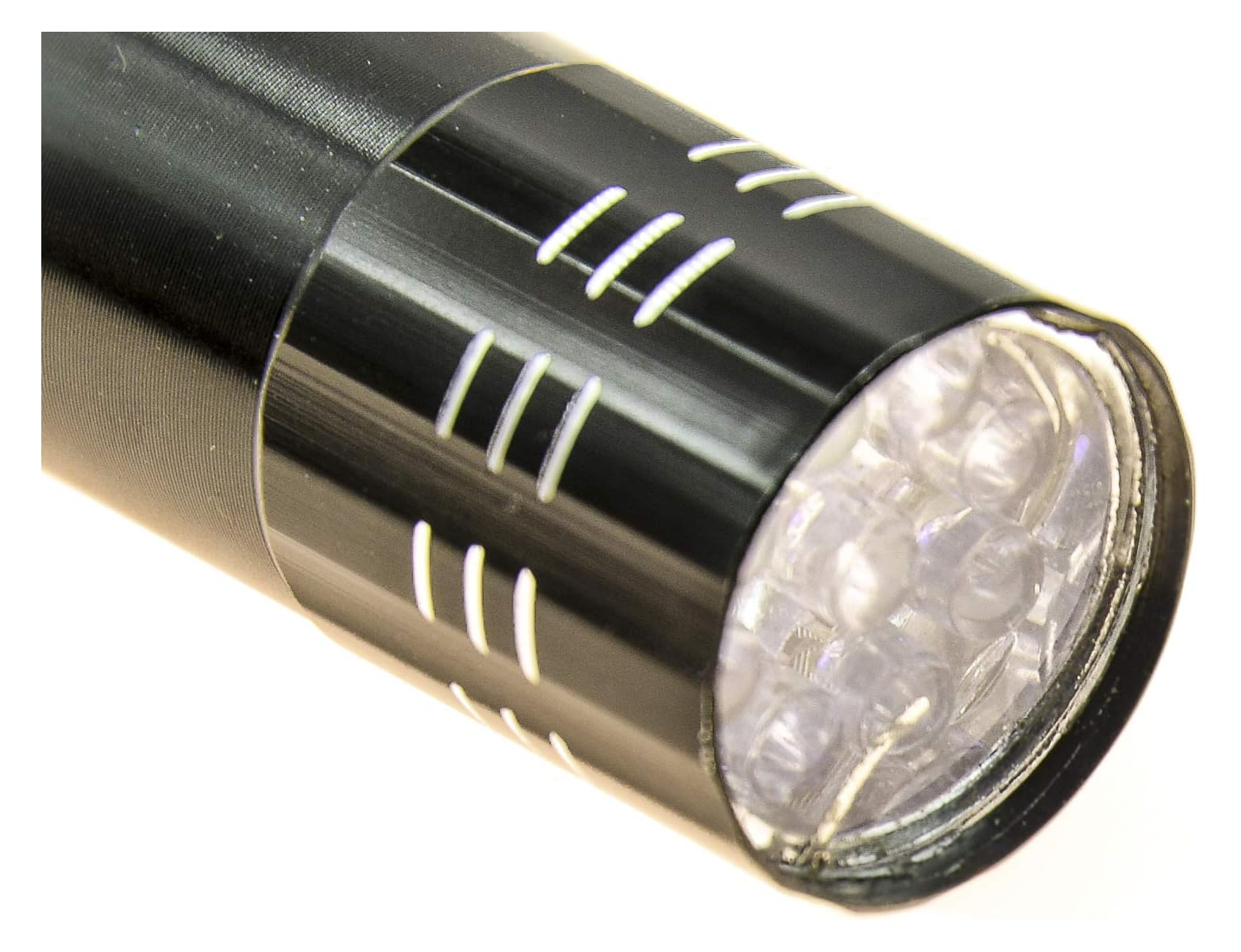 Schwarze Taschenlampe mit LED-Lichtern und weißen Rillen auf dem Kopf.
