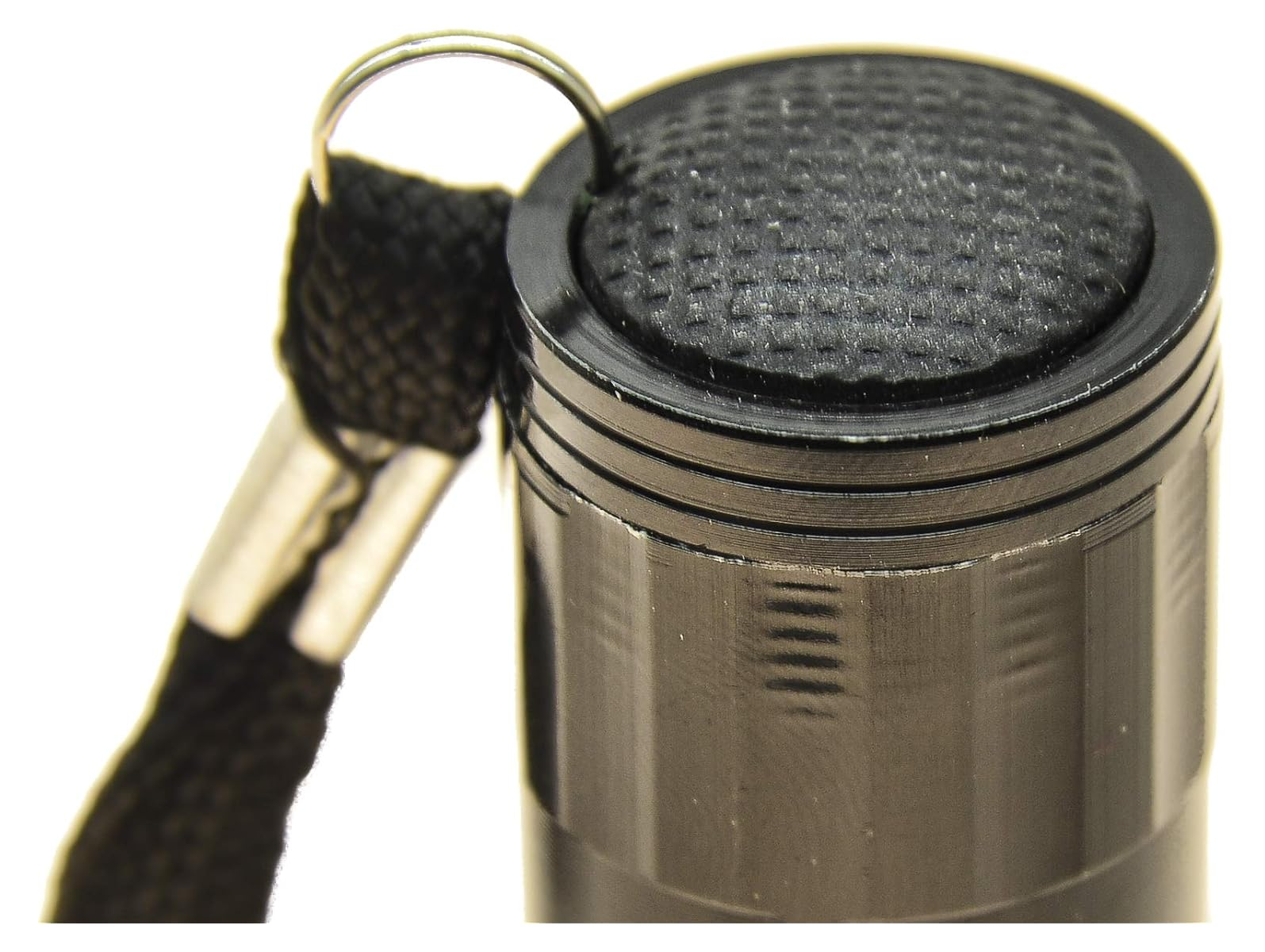 Nahaufnahme einer schwarzen Taschenlampe mit strukturiertem Einschaltknopf und schwarzer Trageschlaufe.