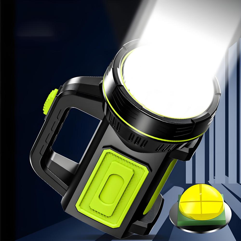 Ein schwarz-grüner Scheinwerfer strahlt hell, mit einer gelben Ersatzlampe auf der dunklen Oberfläche.