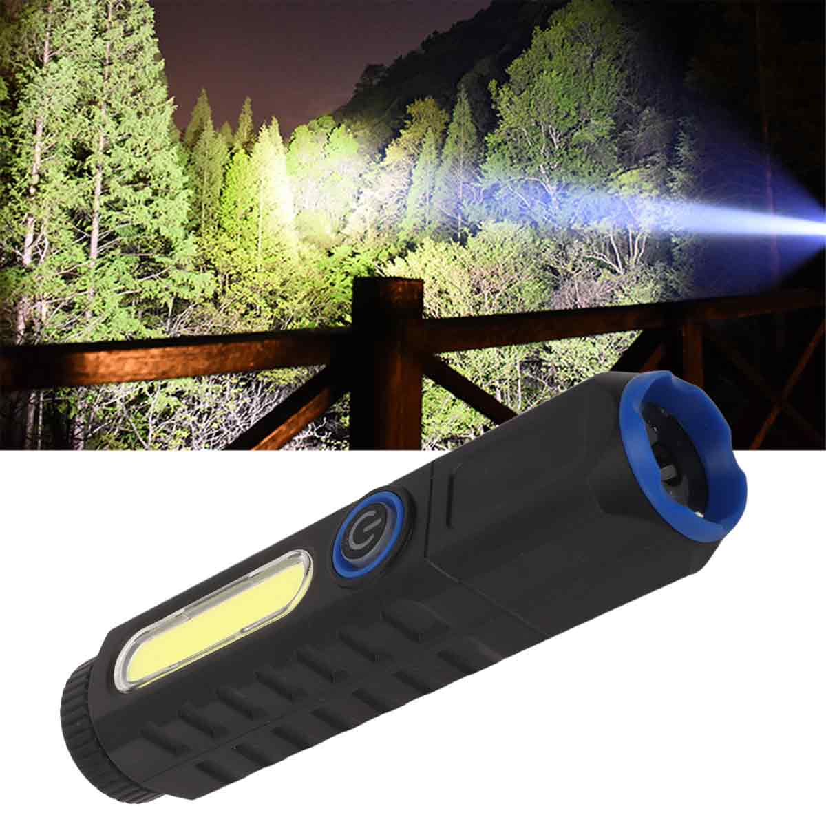Eine schwarze Taschenlampe im Vordergrund, während im Hintergrund eine bewaldete Landschaft nächtlich beleuchtet wird.