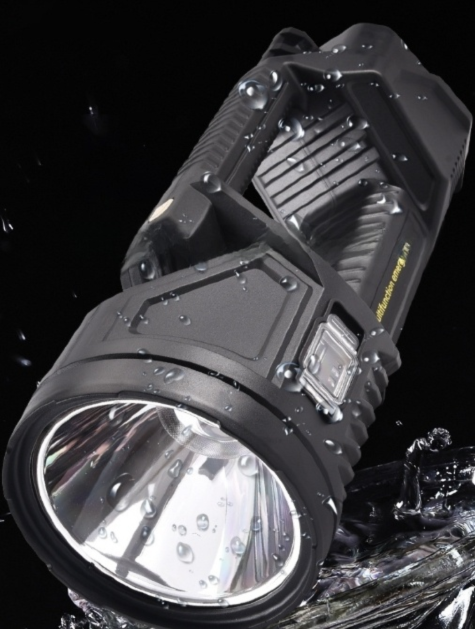 Schwarze, wasserfeste Multifunktions-Taschenlampe mit Wassertropfen auf einer glänzenden Oberfläche vor schwarzem Hintergrund.