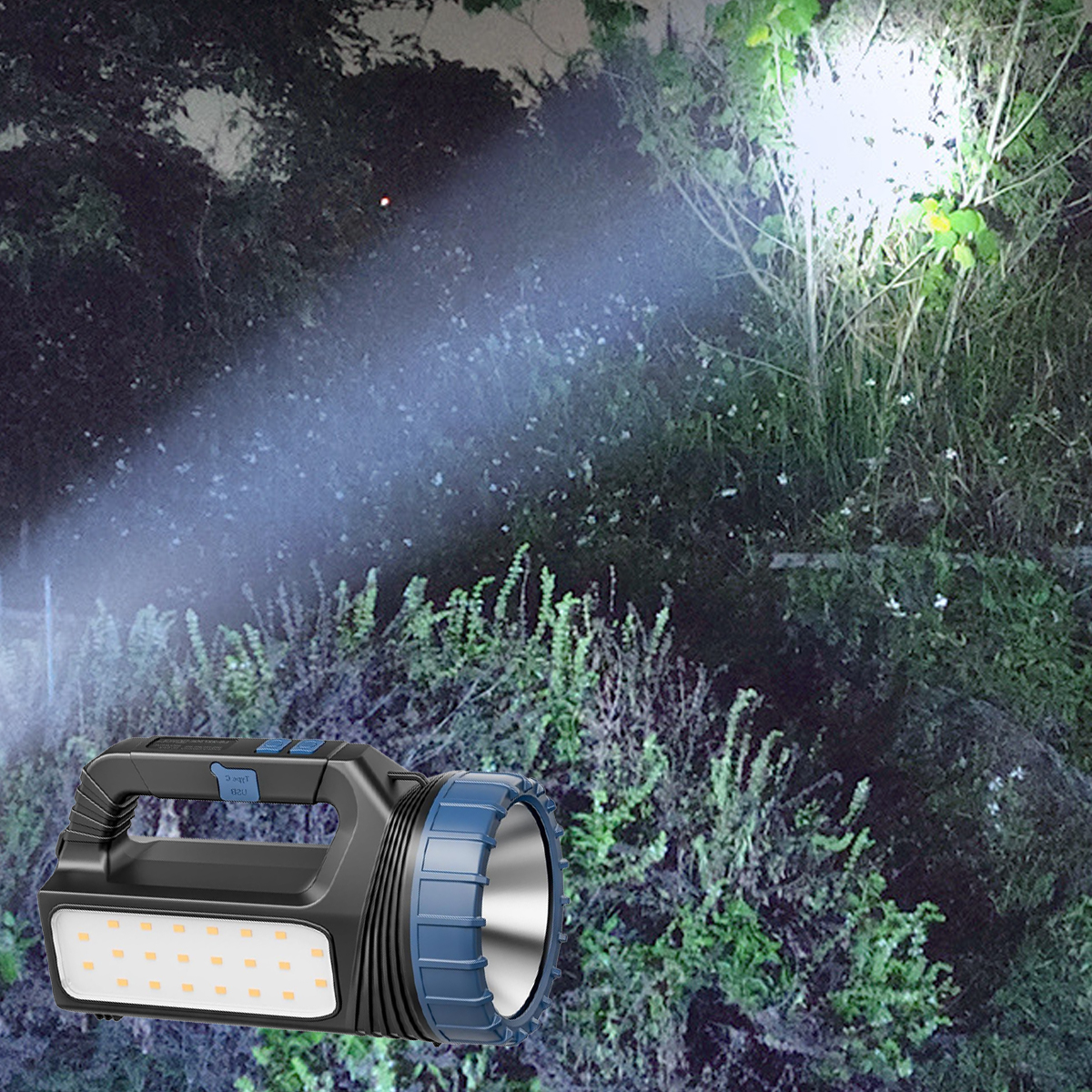 Eine schwarz-blaue Taschenlampe im Vordergrund strahlt hell über ein dunkles Busch- und Laubesichtfeld im Freien.