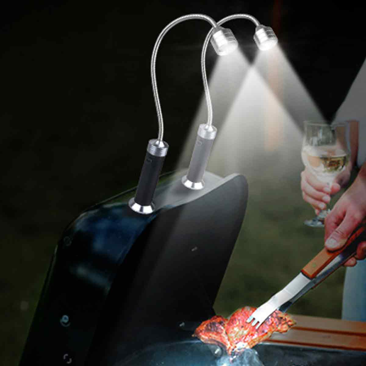 Zwei flexible Grillleuchten auf einem Grill strahlen helles weißes Licht, während jemand ein Glas und eine Zange hält.