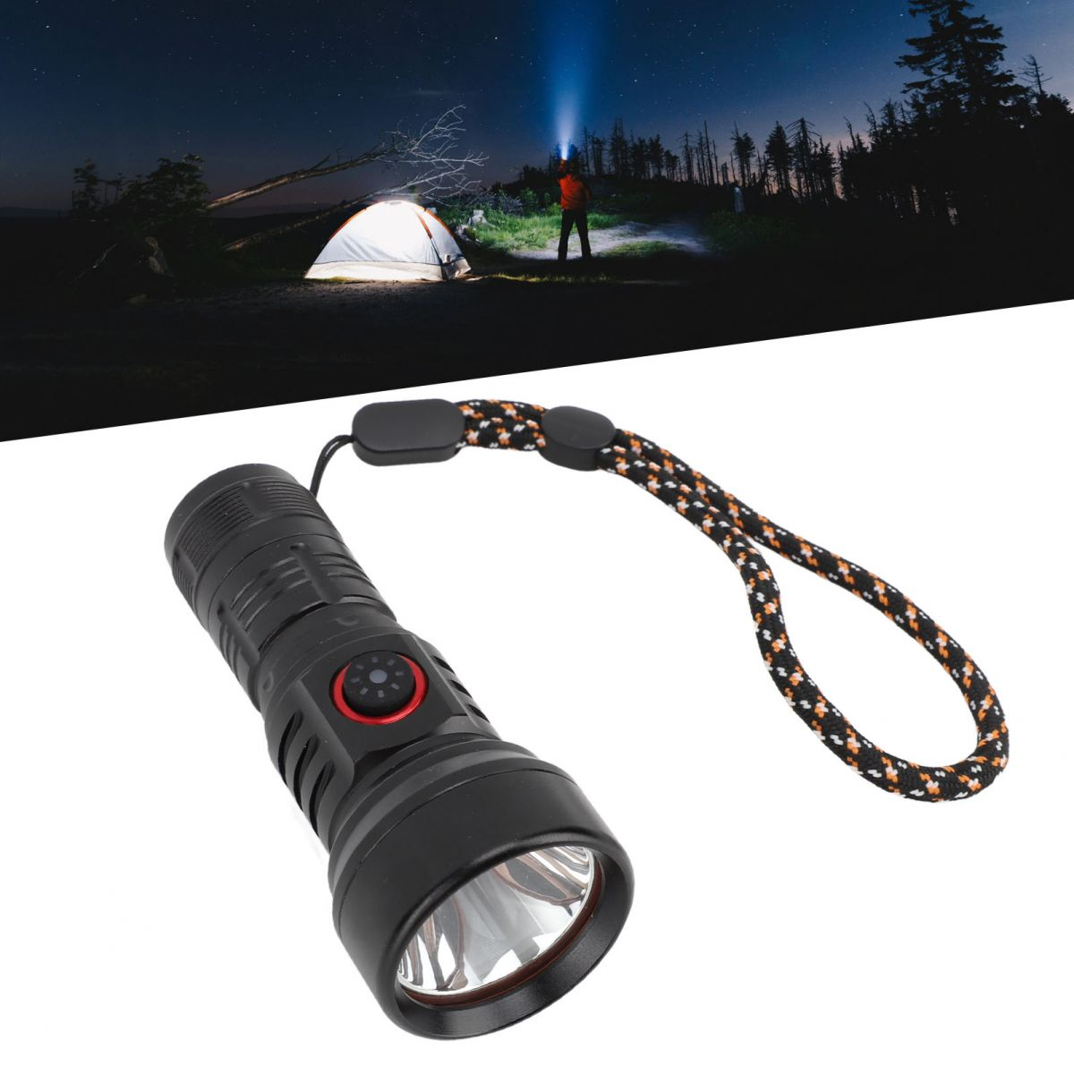 Eine schwarze Taschenlampe mit orange-schwarzer Handschlaufe vor weißem Hintergrund.