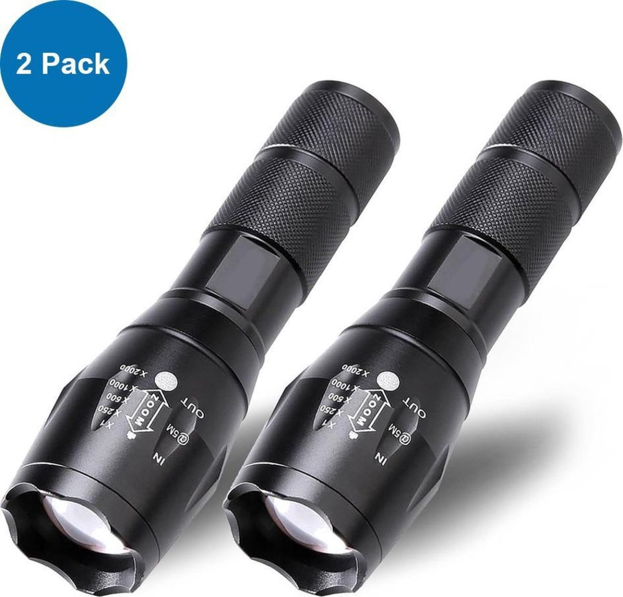 Zwei schwarze LED-Taschenlampen mit Zoomfunktion und blauer 2-Pack-Anzeige auf weißem Hintergrund.