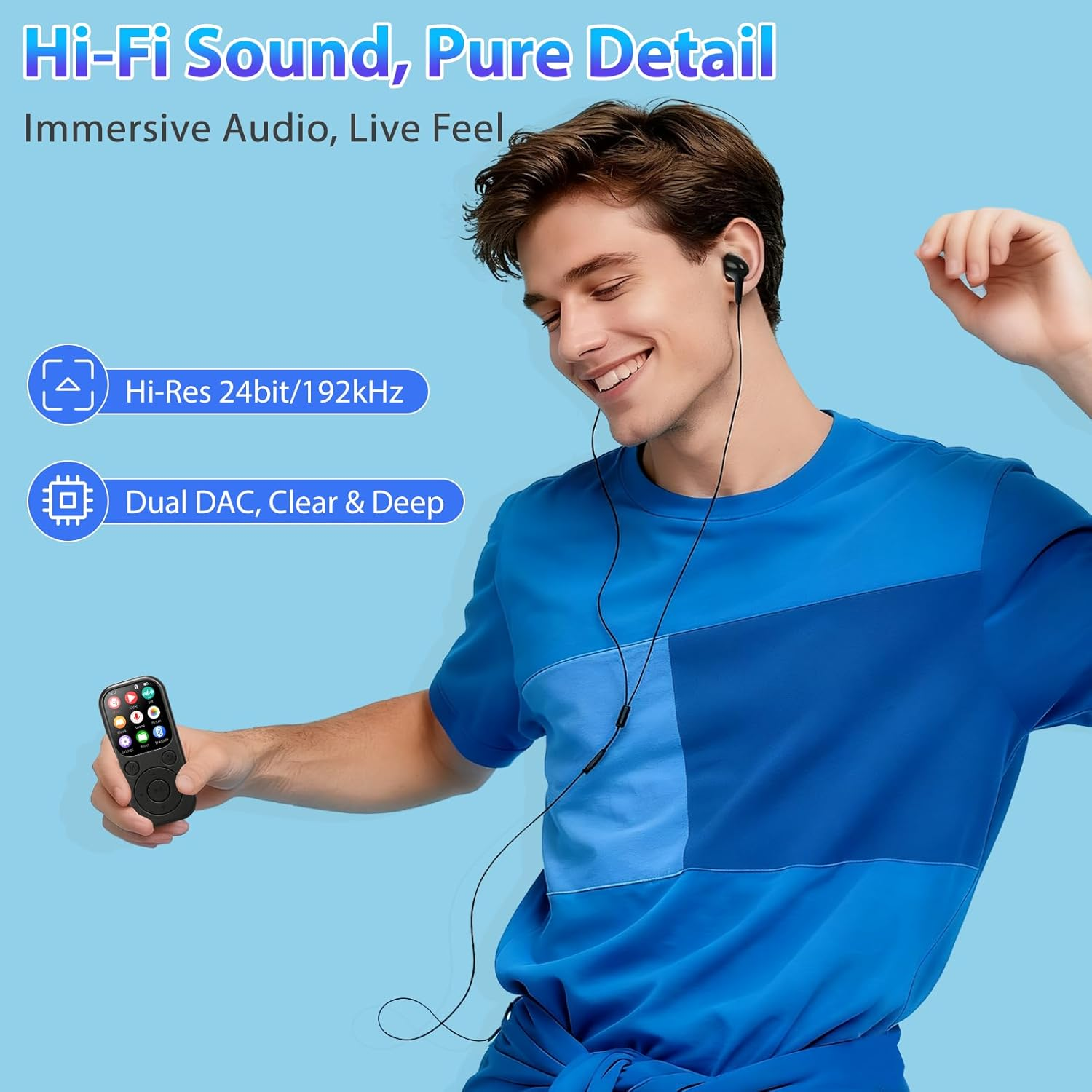 Mann in blauem Shirt hört mit Kopfhörern Musik und hält eine Fernbedienung.
