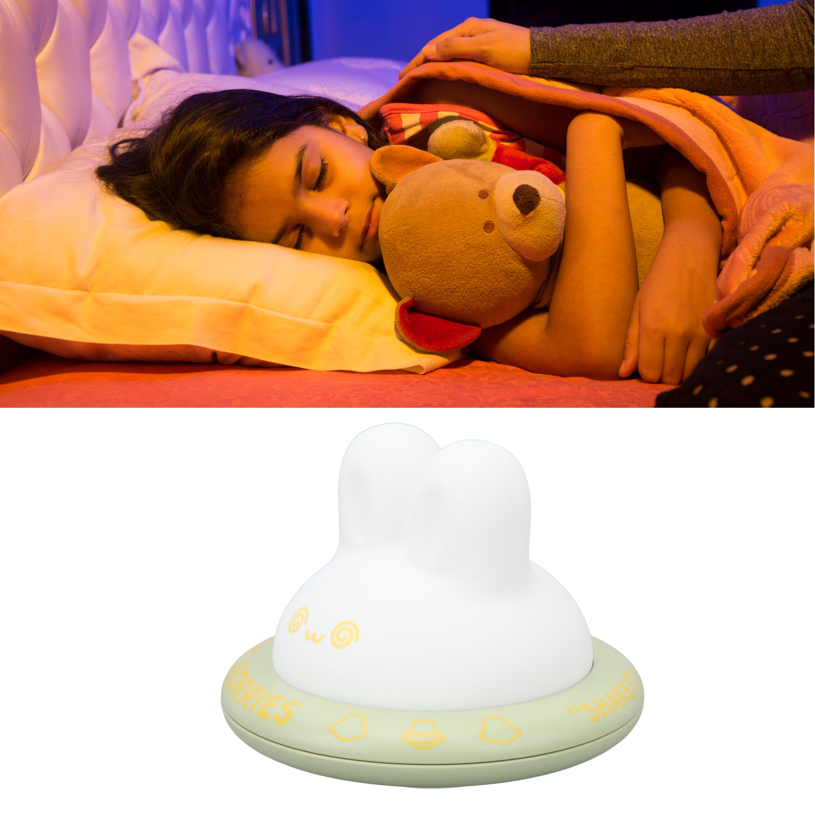 Ein kleines Mädchen schläft im Bett und umarmt einen Kuschelbären, während eine Hand sie zudeckt.