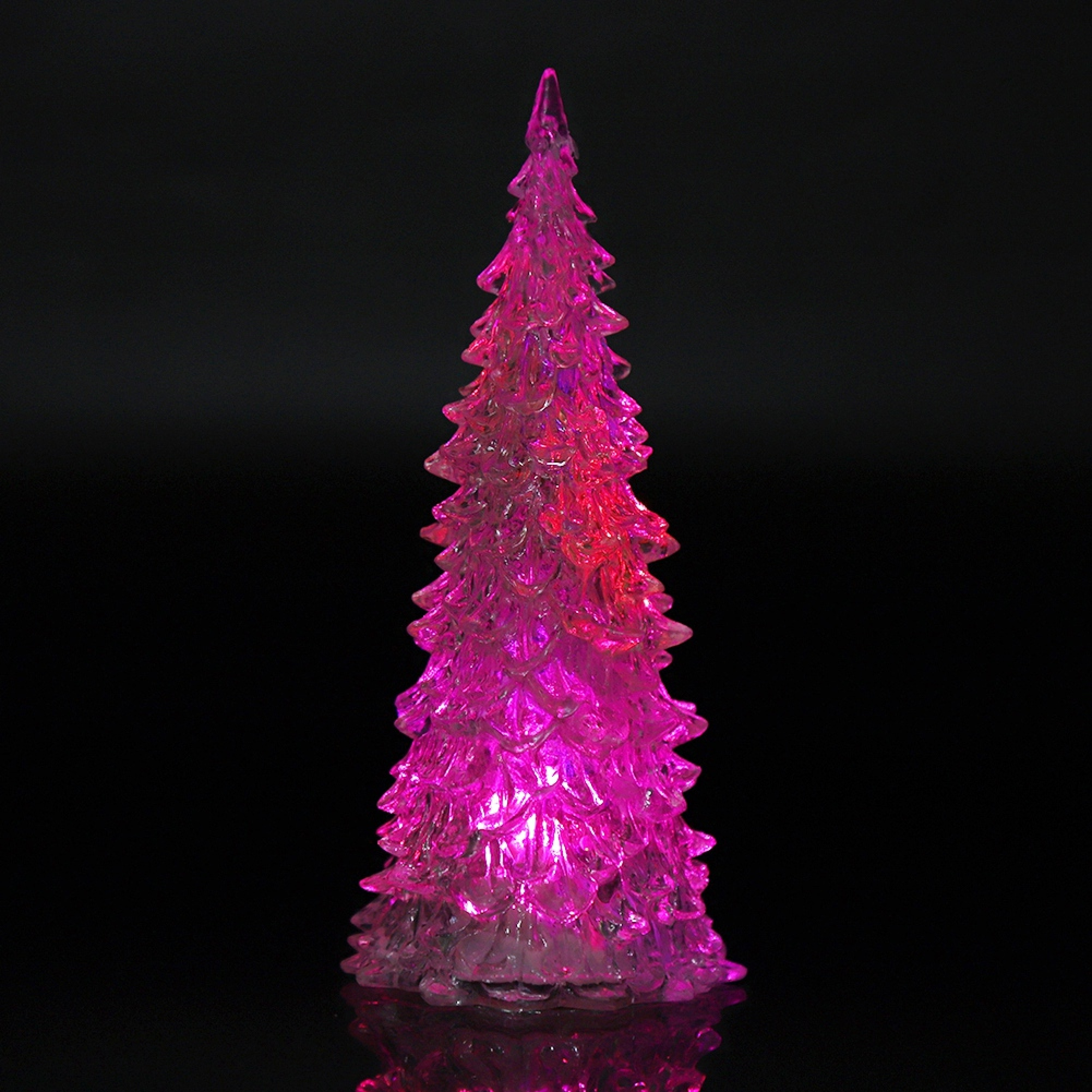 Ein beleuchteter, pinker Tannenbaum aus Acryl leuchtet vor einem dunklen Hintergrund mit dezenter Reflexion.