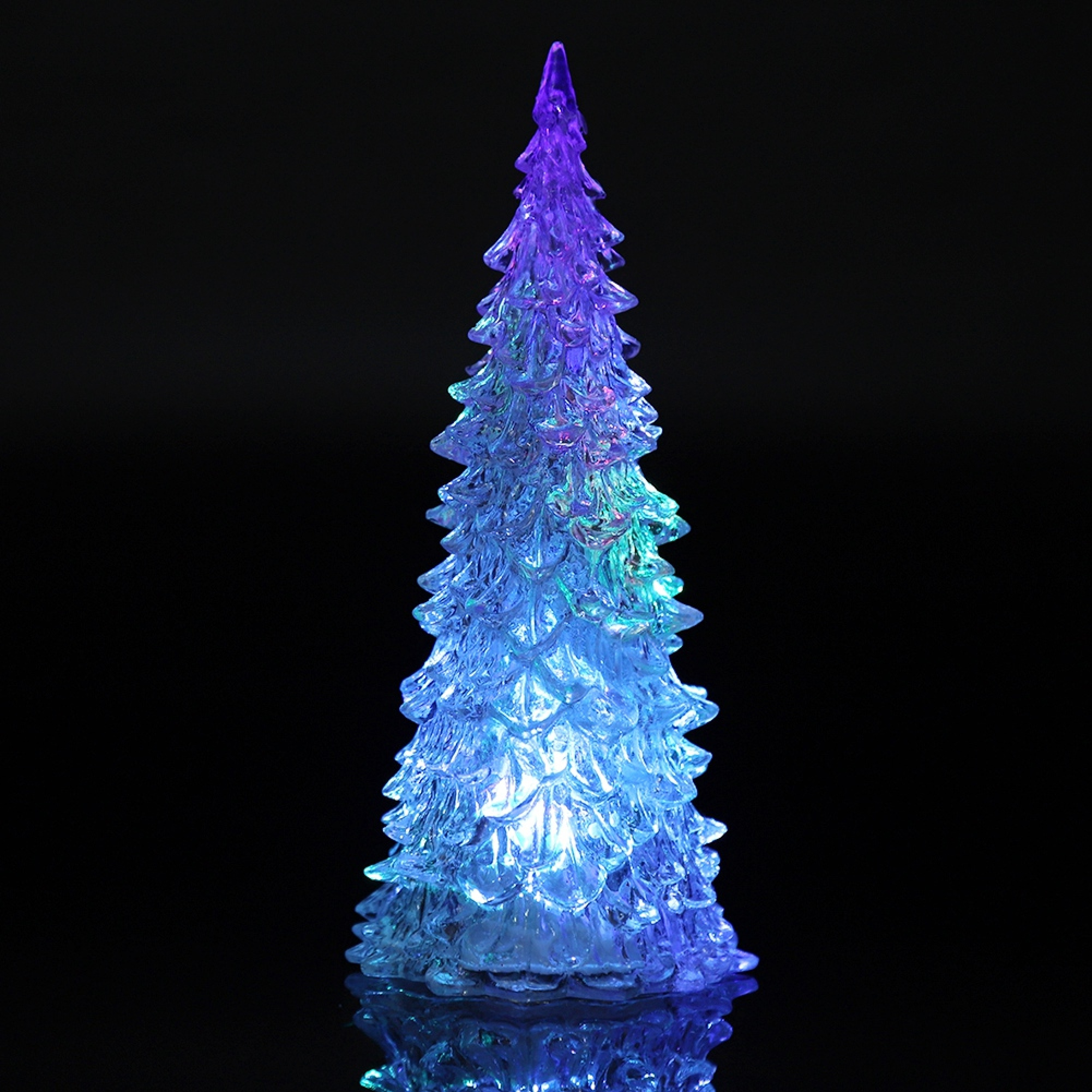 Ein glänzender, blauer und violetter LED-Weihnachtsbaum leuchtet auf einem schwarzen Hintergrund.