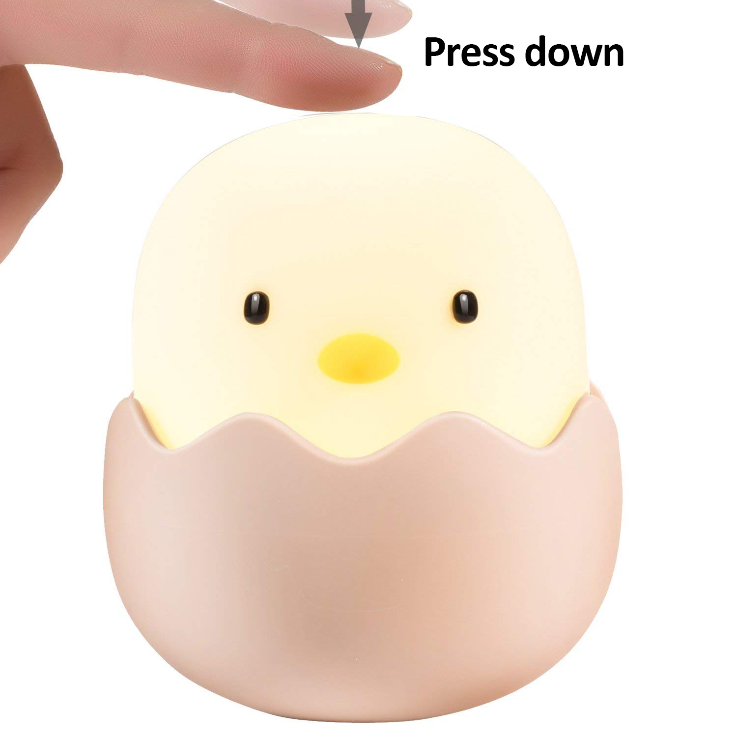 Finger drückt auf eine kleine gelbe Küken-Nachtlampe in einem Eierschalenhalter mit der Aufschrift Press down.