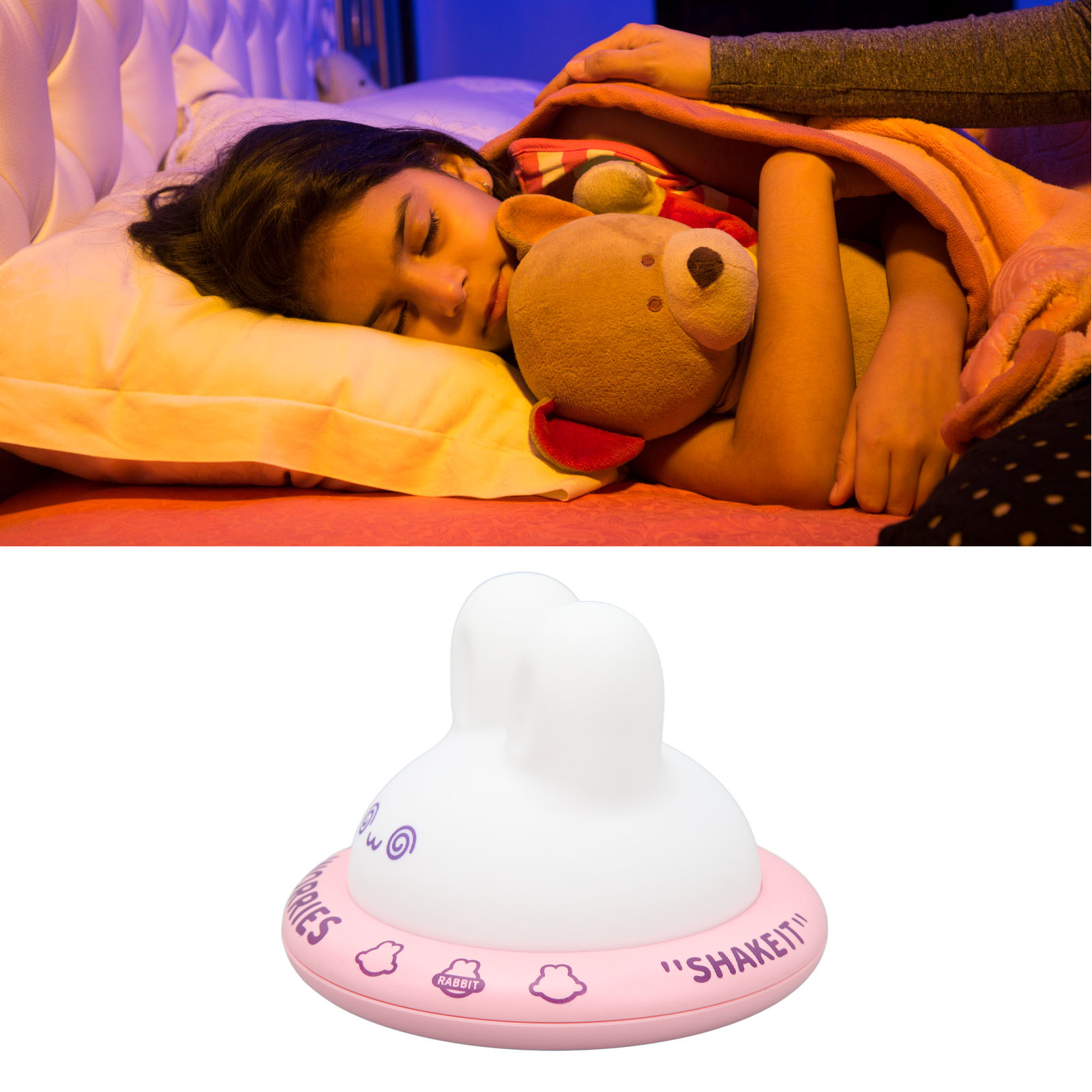 Ein Mädchen schläft in einem Bett mit einem Teddybären, darunter eine weiße und rosa Kaninchen-Nachtlampe.