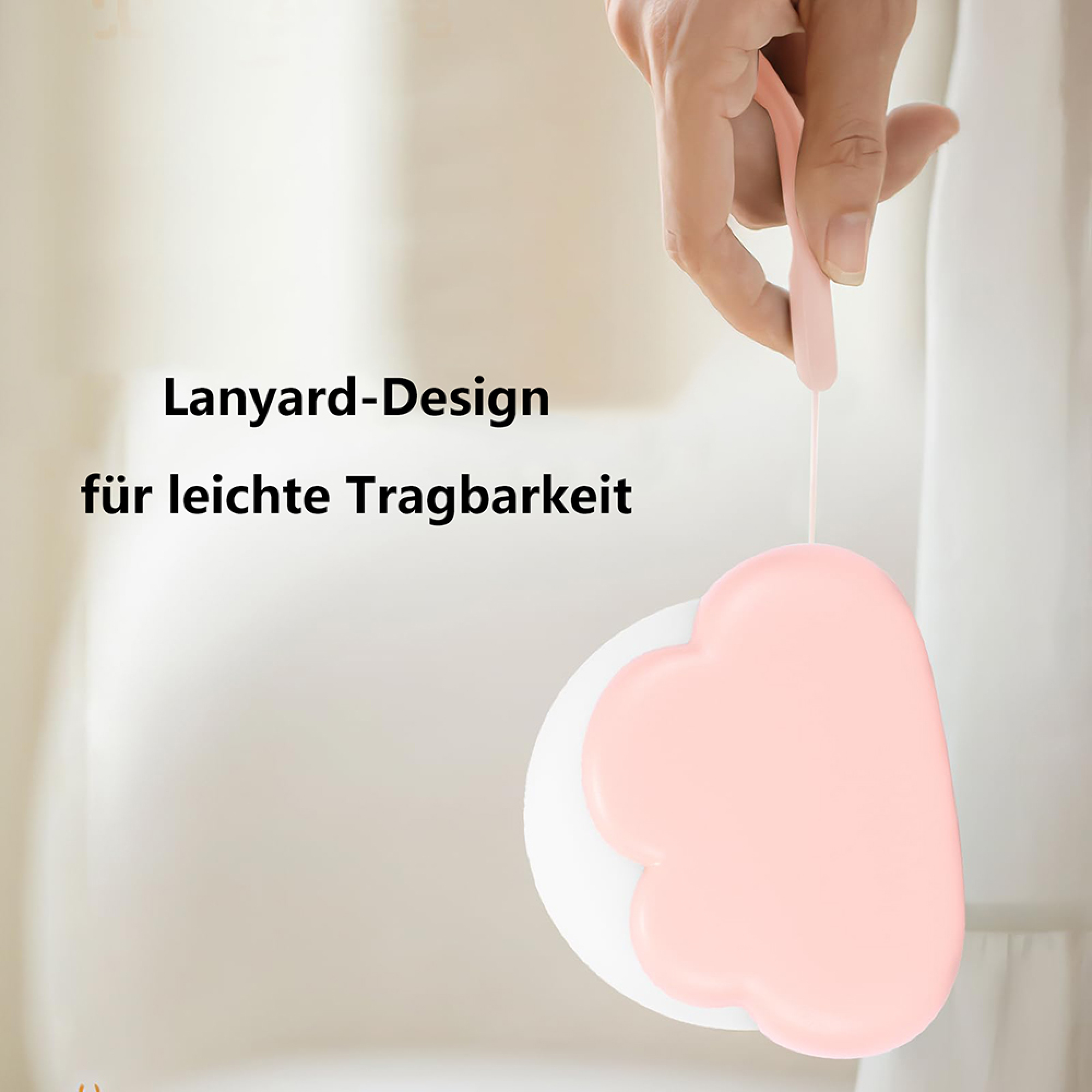 Eine Hand hält einen rosa-weißen wolkenförmigen Schwamm an einer Kordel vor verschwommenem Hintergrund.