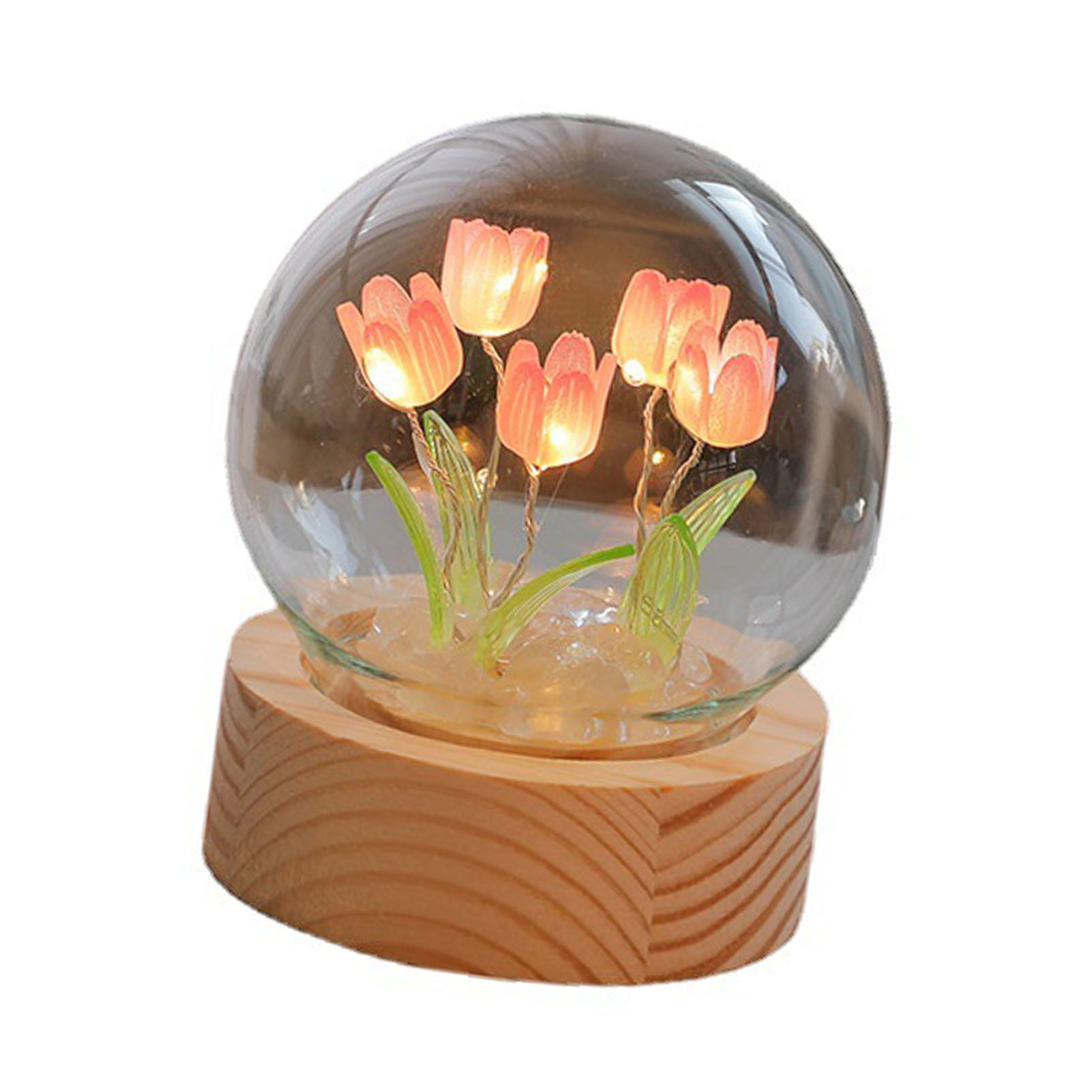 Eine Glaskugel auf einem Holzsockel enthält leuchtende rosafarbene Tulpen mit grünen Blättern.