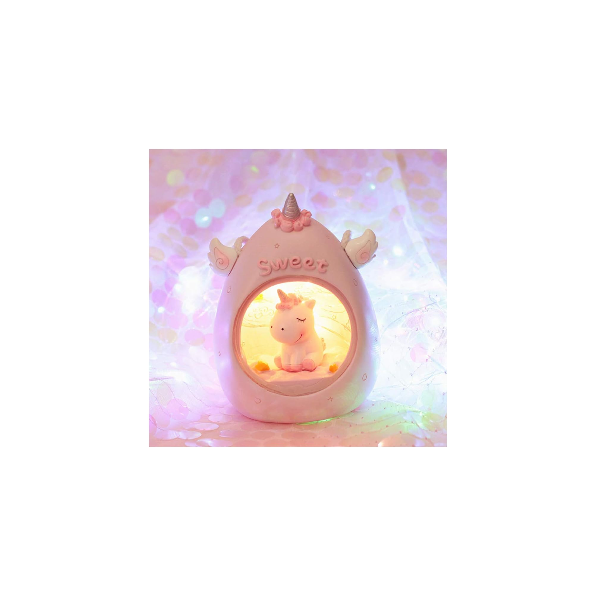 Eine rosa eiartige Lampe mit Flügeln, dem Wort sweet und einem beleuchteten Inneren mit kleinem Einhorn.