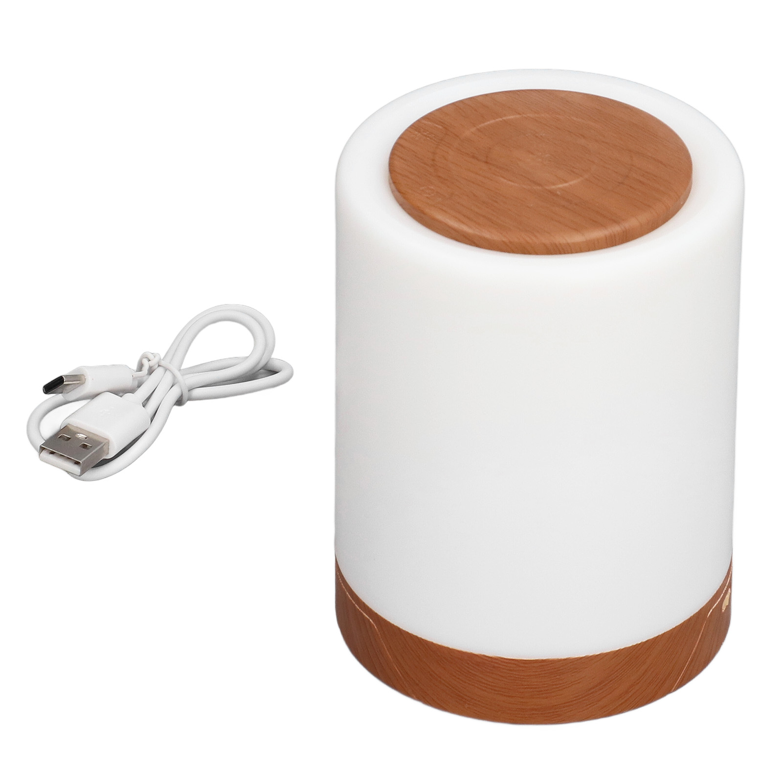 Eine zylindrische weiße Lampe mit Holzoptik oben und unten sowie ein weißes USB-Ladekabel daneben.