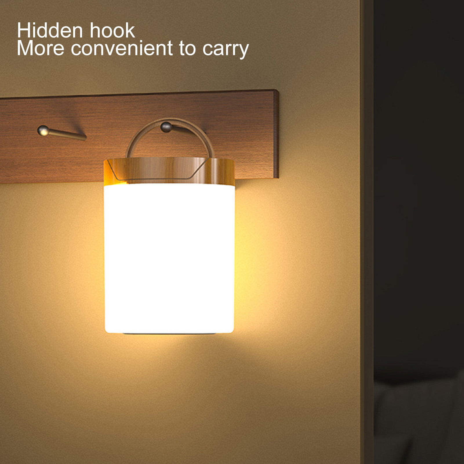 Eine weiße Lampe mit Holzrahmen hängt an einem Wandhaken.