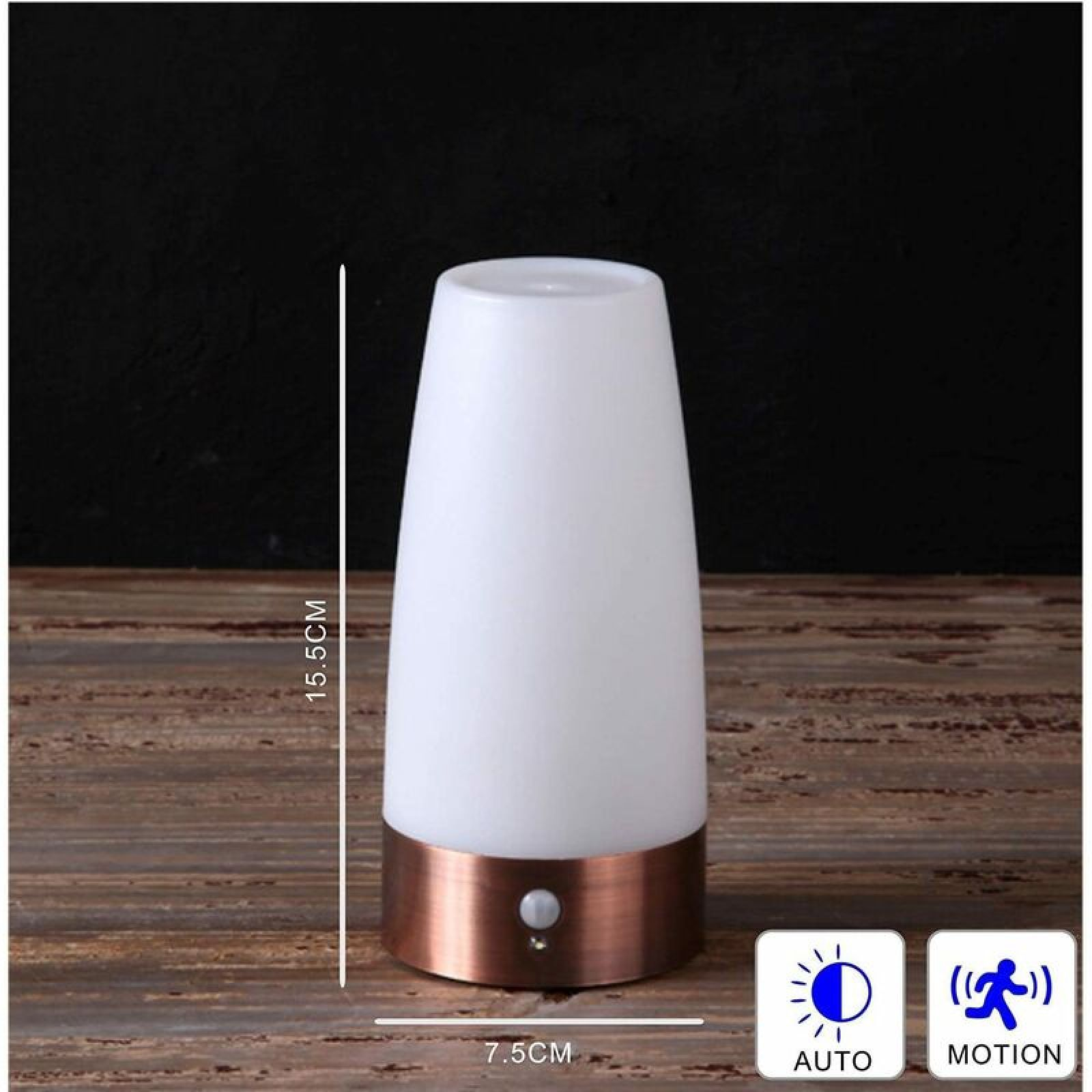 Eine weiß-kupferne Bewegungsmelderlampe, 15,5 cm hoch und 7,5 cm breit, auf holzähnlichem Tisch vor dunklem Hintergrund.