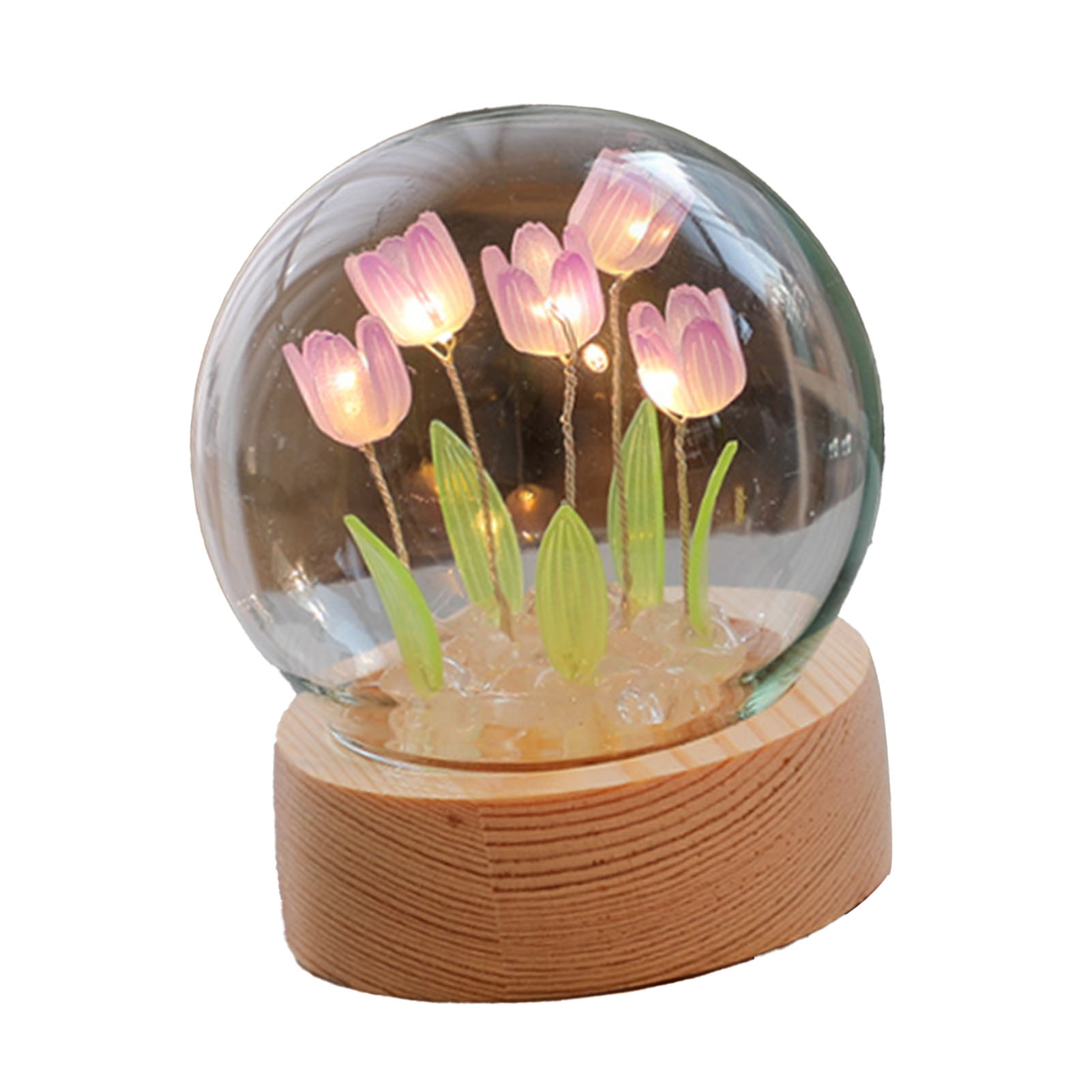 Eine Glasglocke auf Holzsockel enthält beleuchtete rosafarbene Tulpen und grüne Blätter.
