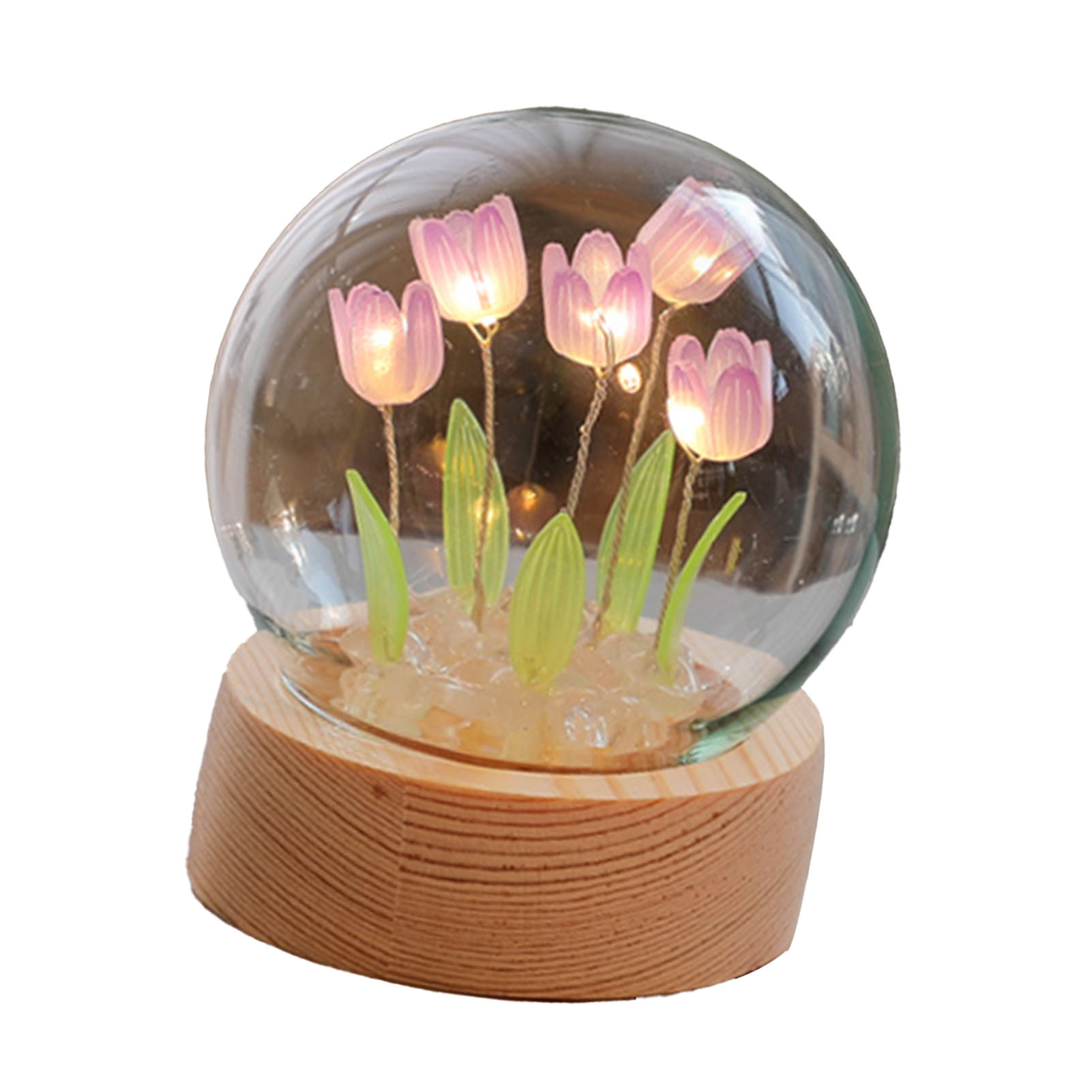 Beleuchtete lilafarbene Tulpen in einer Glaskugel auf einem Holzsockel.