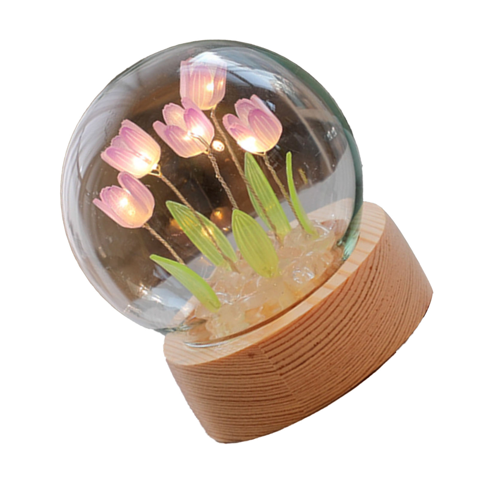 Eine gläserne Kugel auf Holzbasis enthält leuchtende violette Tulpenblüten mit grünen Blättern.