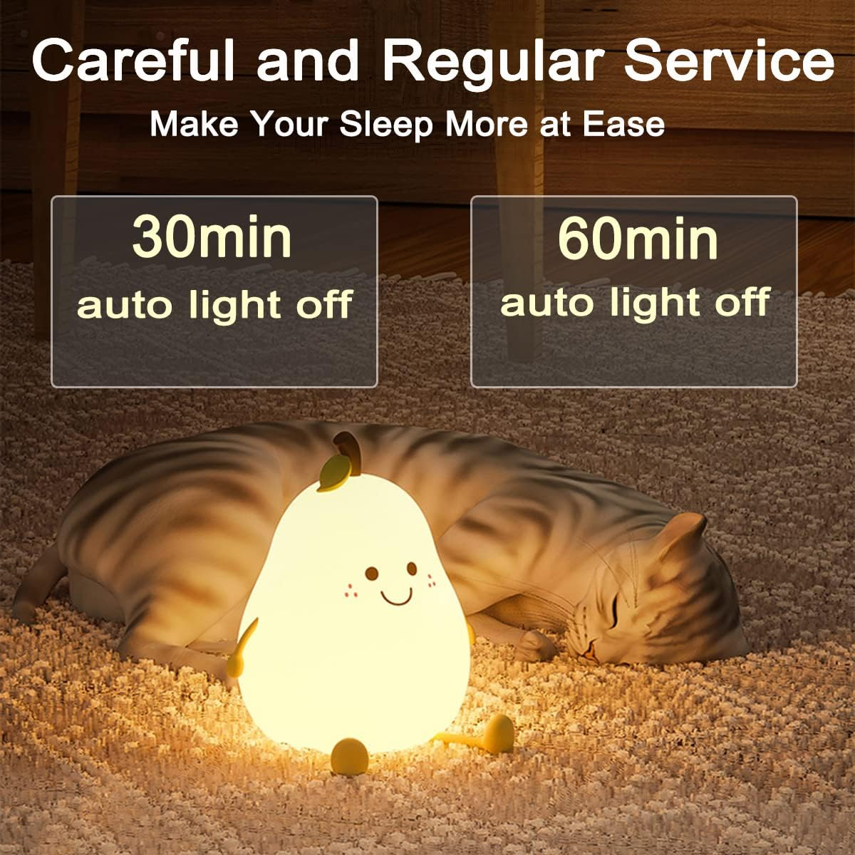 Eine niedliche birnenförmige Lampe mit Gesicht leuchtet vor einer schlafenden Katze auf einem Teppich.
