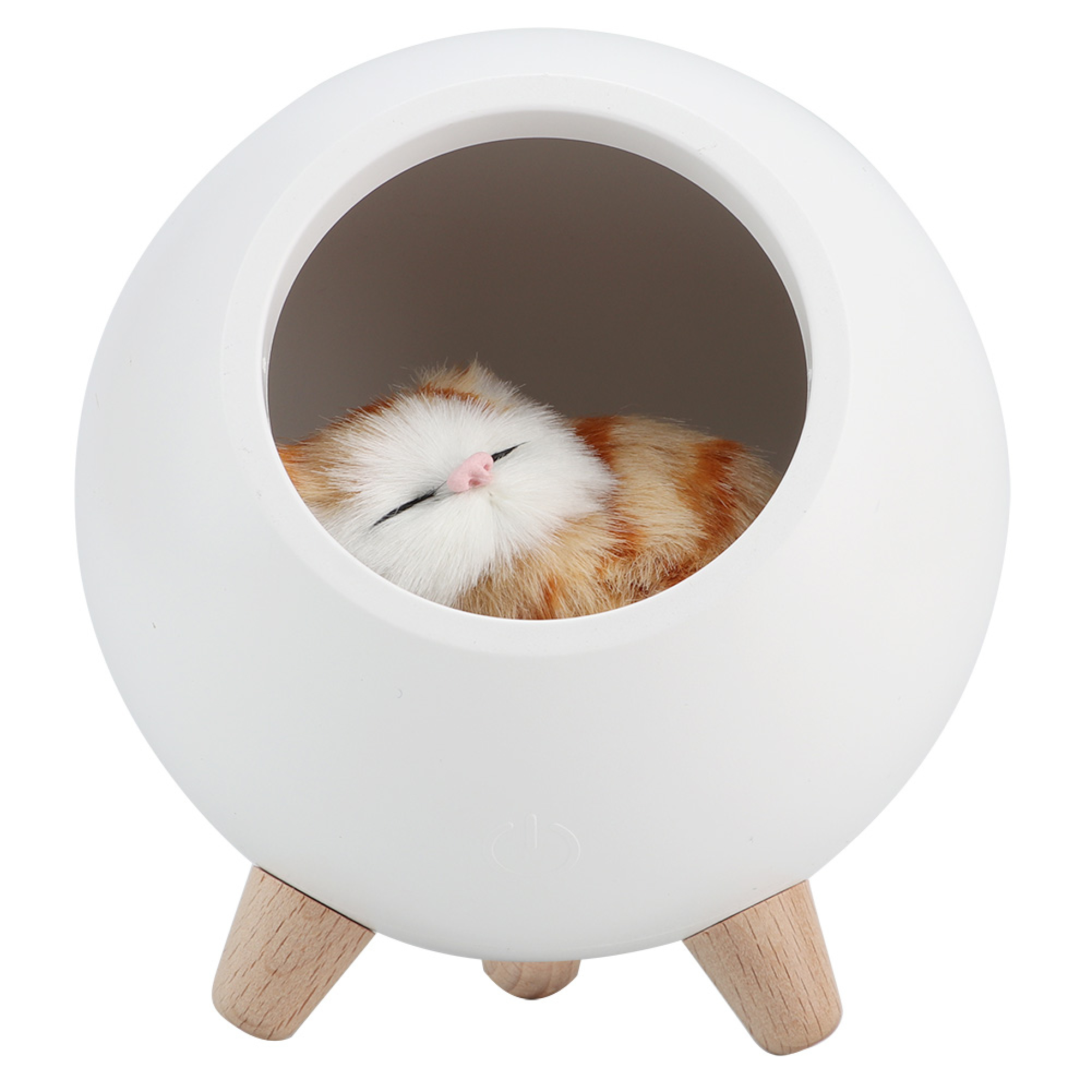 Eine kleine orange-weiße Stoffkatze schläft in einer runden, weißen Höhle auf Holzbeinen.