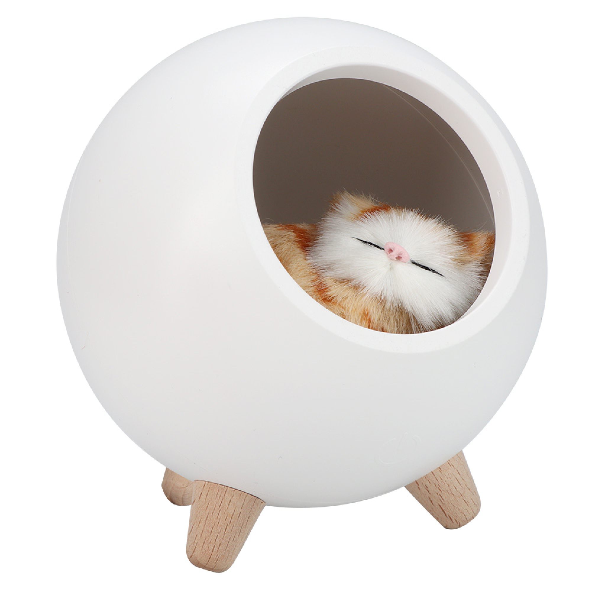 Eine weiße, kugelförmige Katzenhöhle auf Holzbeinen enthält eine schlafende rot-weiße Plüschkatze.