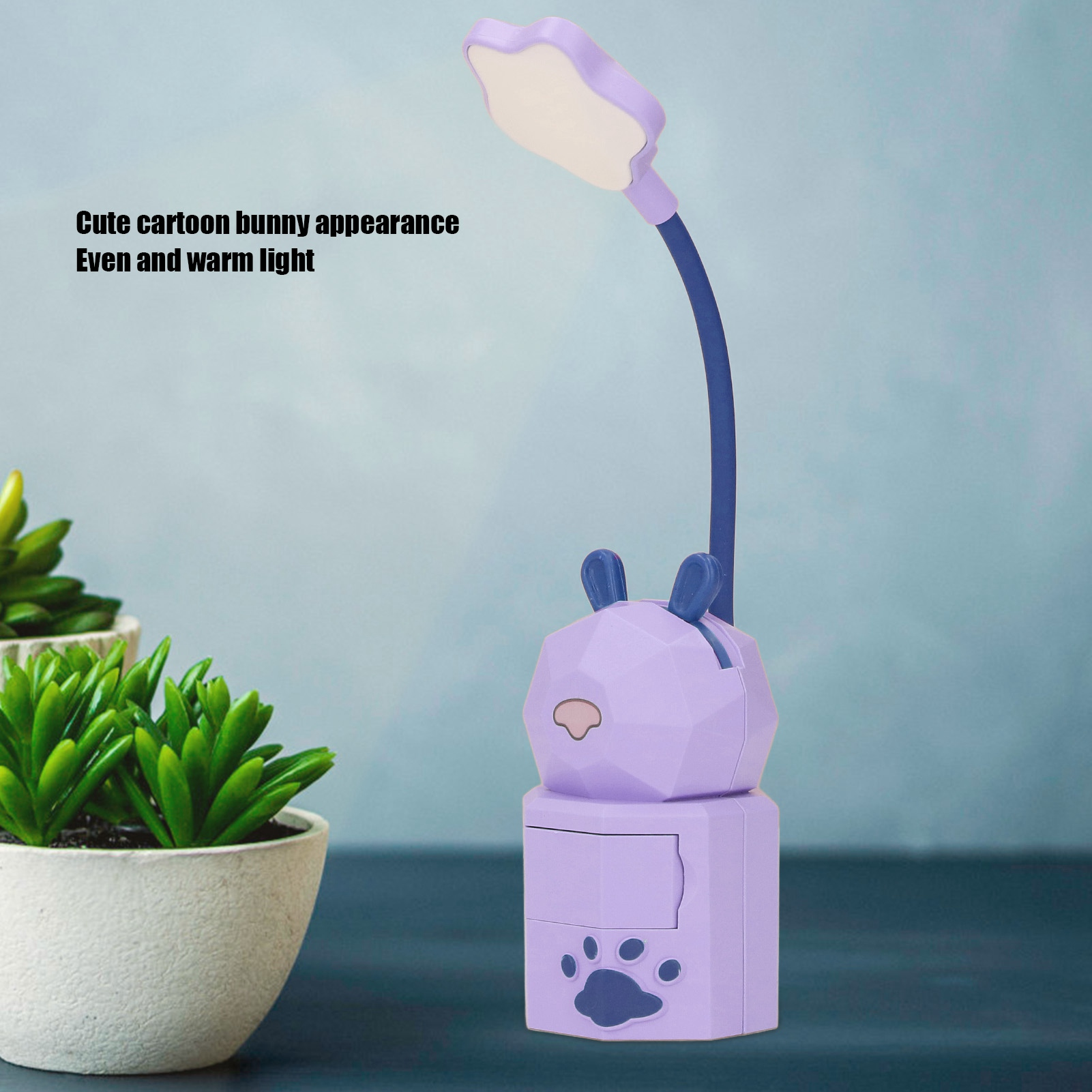 Eine violette Tier-Schreibtischlampe mit flexiblem Hals und ein Topf mit grünen Pflanzen.