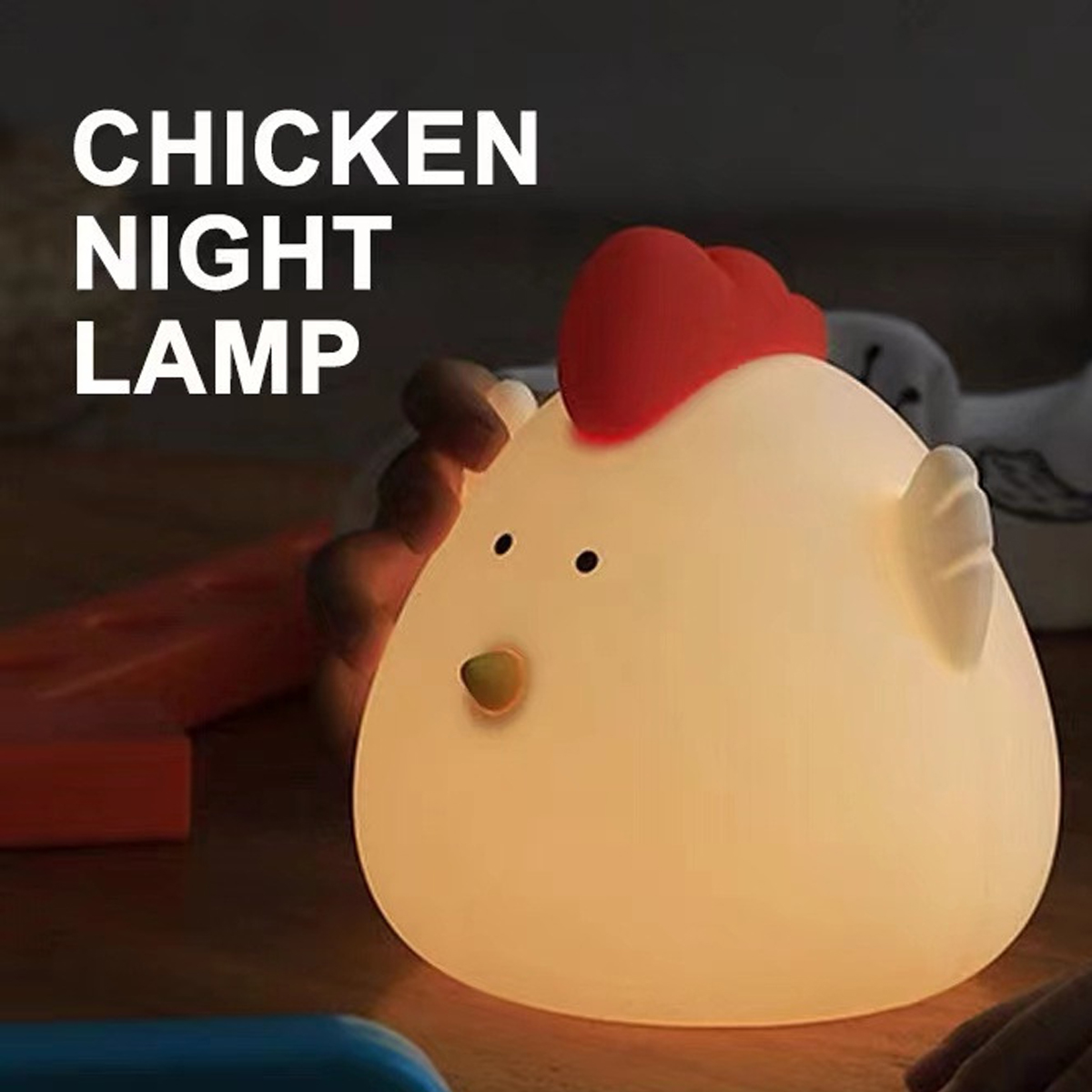 Eine leuchtende Hühner-Nachtlampe auf einem Holztisch mit dem Text CHICKEN NIGHT LAMP.