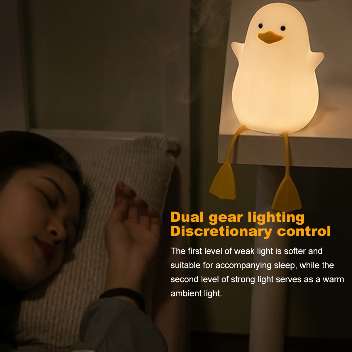 Eine Frau schläft friedlich, während eine leuchtende entenförmige Lampe auf einem Regal über ihr sitzt.