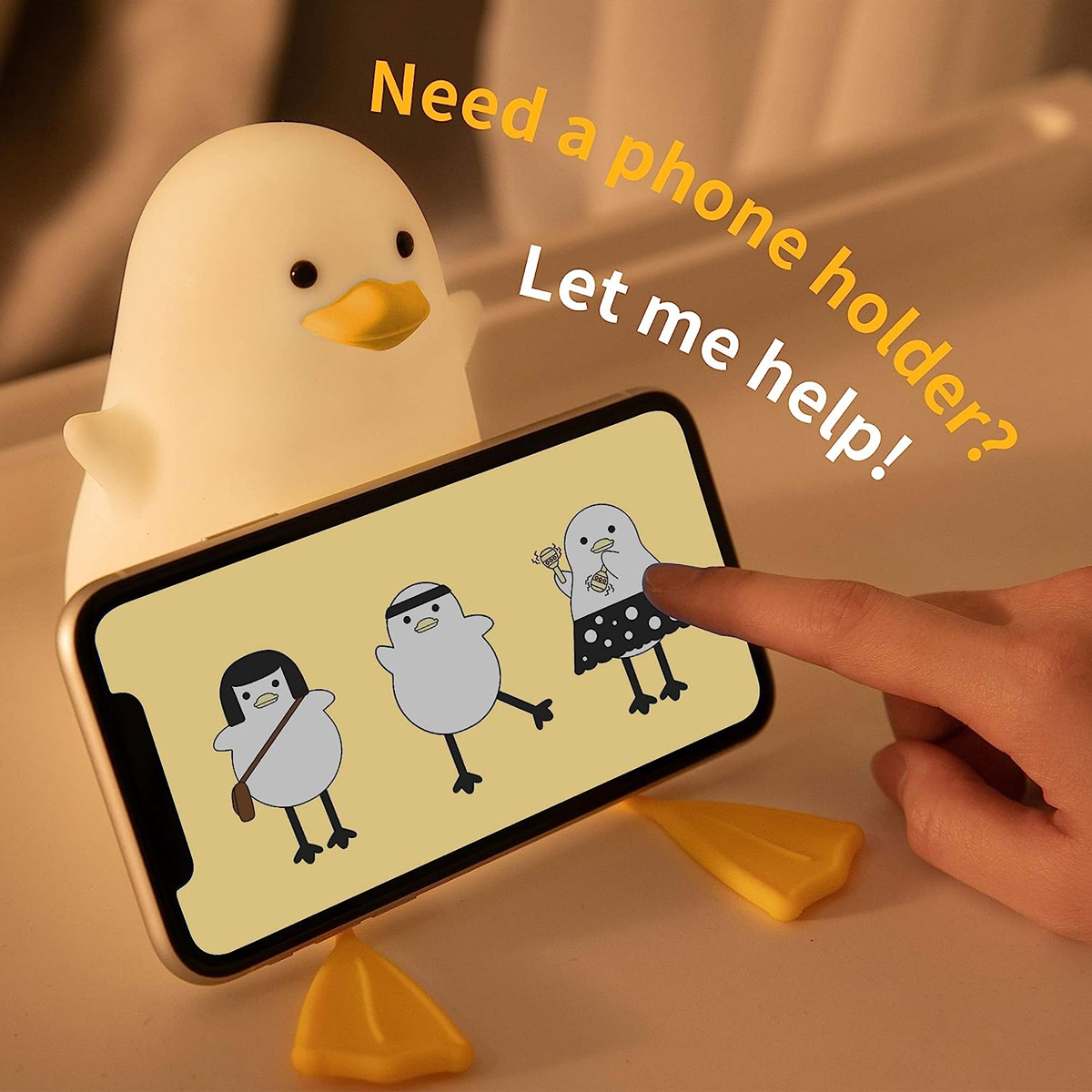 Ein süßer entenförmiger Handyhalter hält ein Smartphone mit Zeichentrickvögeln, während ein Finger auf das Display zeigt.