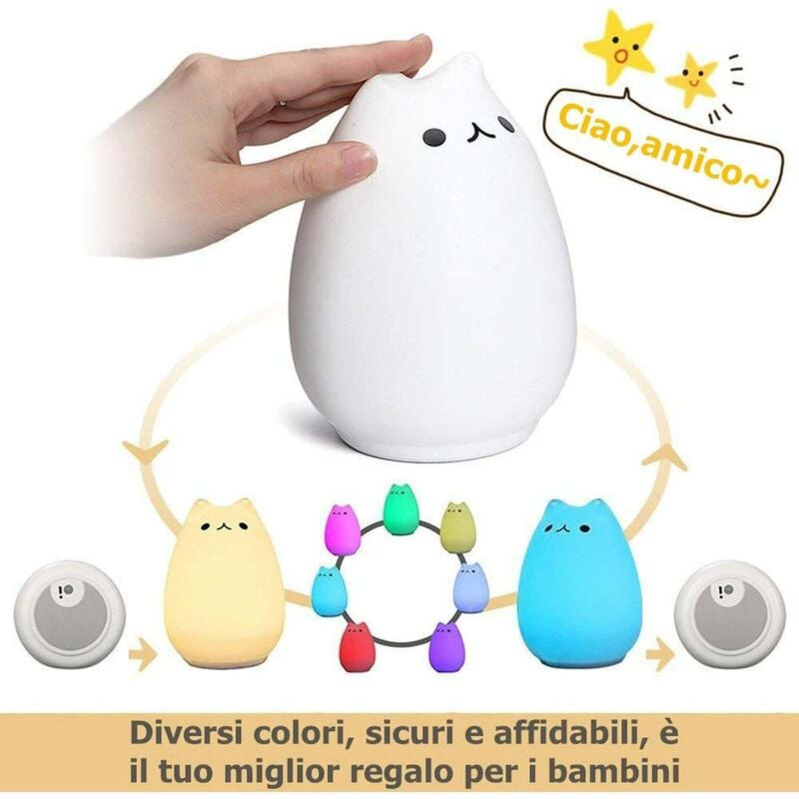 Eine Hand berührt eine weiße, katzenförmige Lampe, die ihre Farbe wechselt.