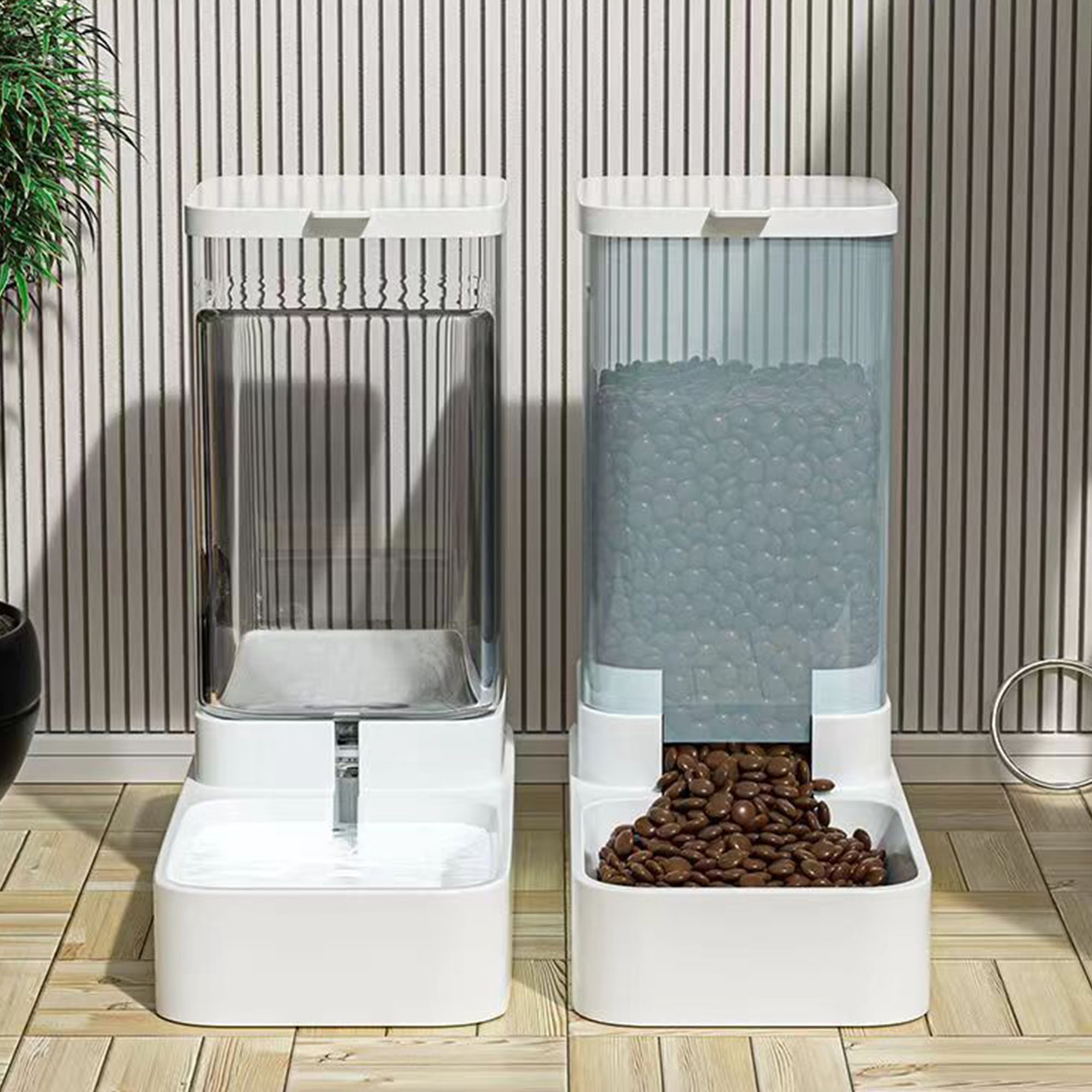 Zwei weiße Haustierspender vor einer gestreiften Wand; einer mit Wasser, der andere mit Trockenfutter.