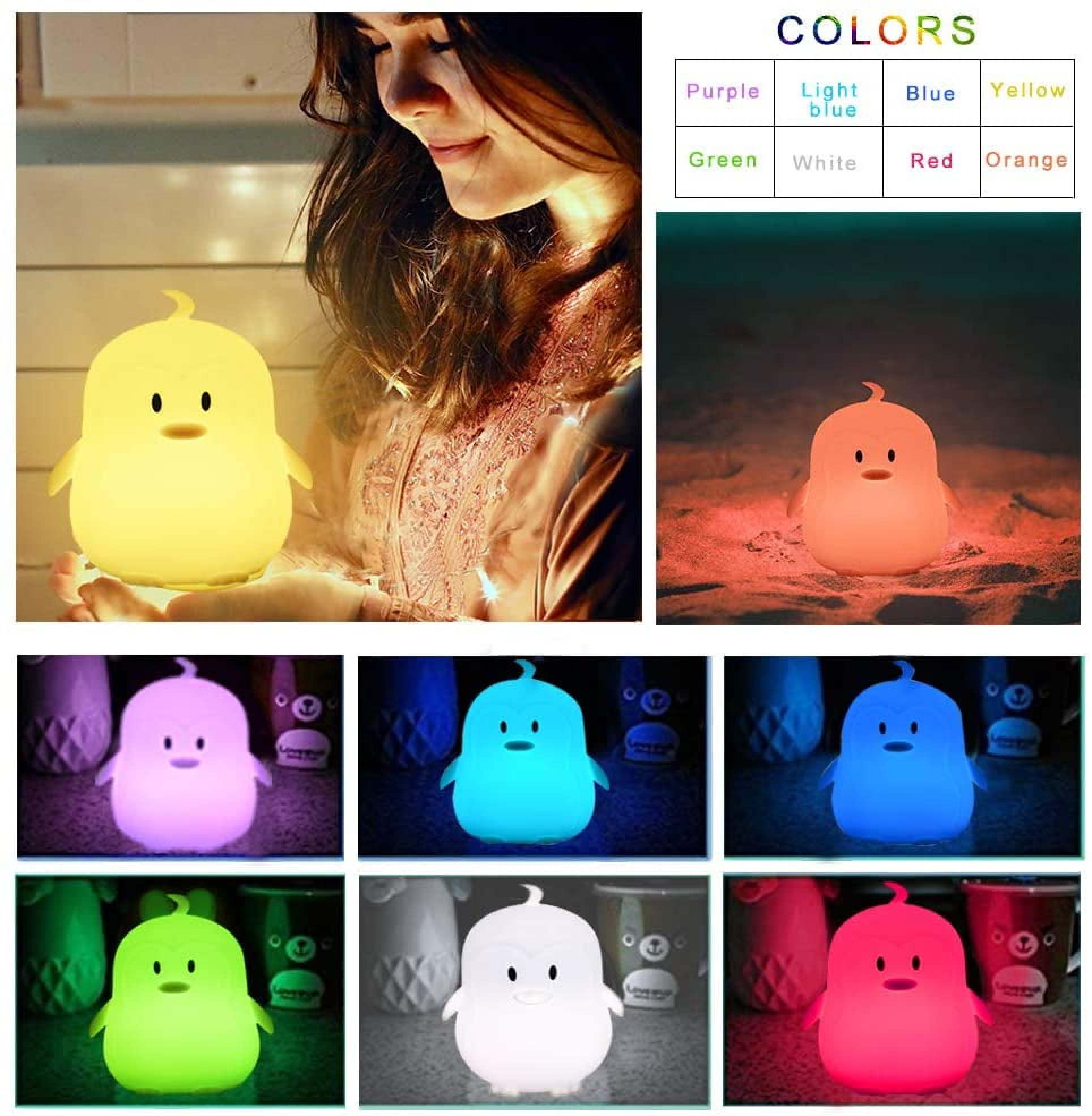 Eine kleine gelbe Küken-Nachtlampe, die in verschiedenen Farben leuchtet, gehalten von einer jungen Frau.
