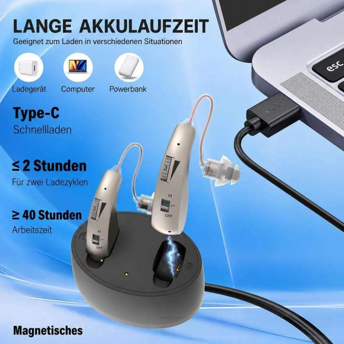 Zwei beige Hörgeräte in einer schwarzen magnetischen Ladestation mit USB-C-Kabel und Laptop im Hintergrund.
