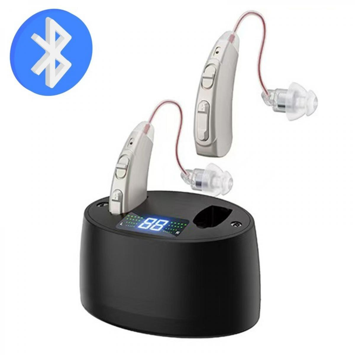 Zwei graue Hörgeräte mit Ladeschale und Bluetooth-Symbol auf weißem Hintergrund.