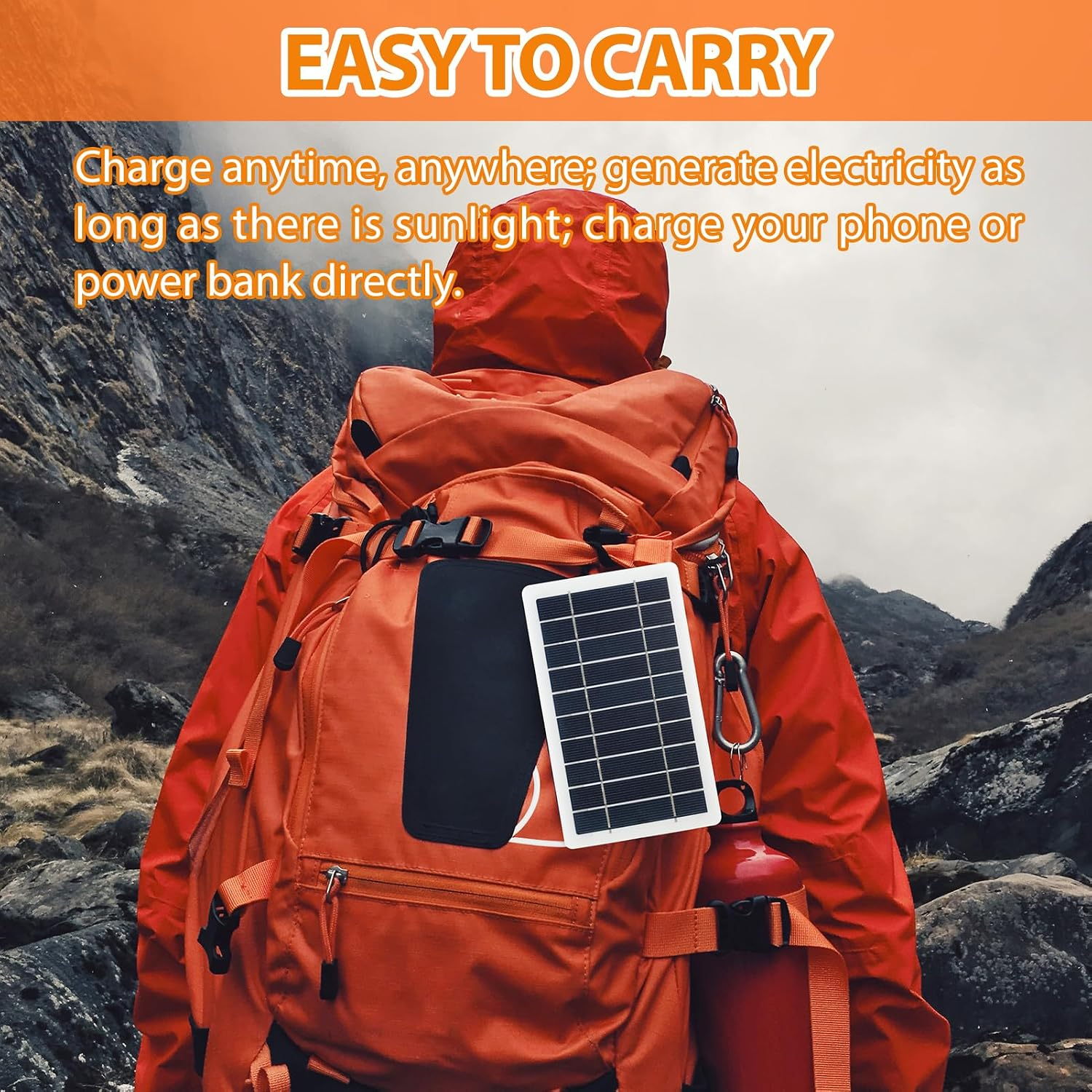 Ein Wanderer mit oranger Jacke und Rucksack und einem kleinen Solarpanel in einer Berglandschaft.