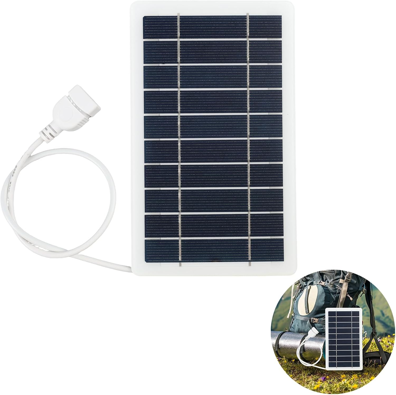 Tragbares kleines Solarpanel mit weißem Rahmen und USB-Kabel, in der Ecke am Rucksack auf Wiese montiert.