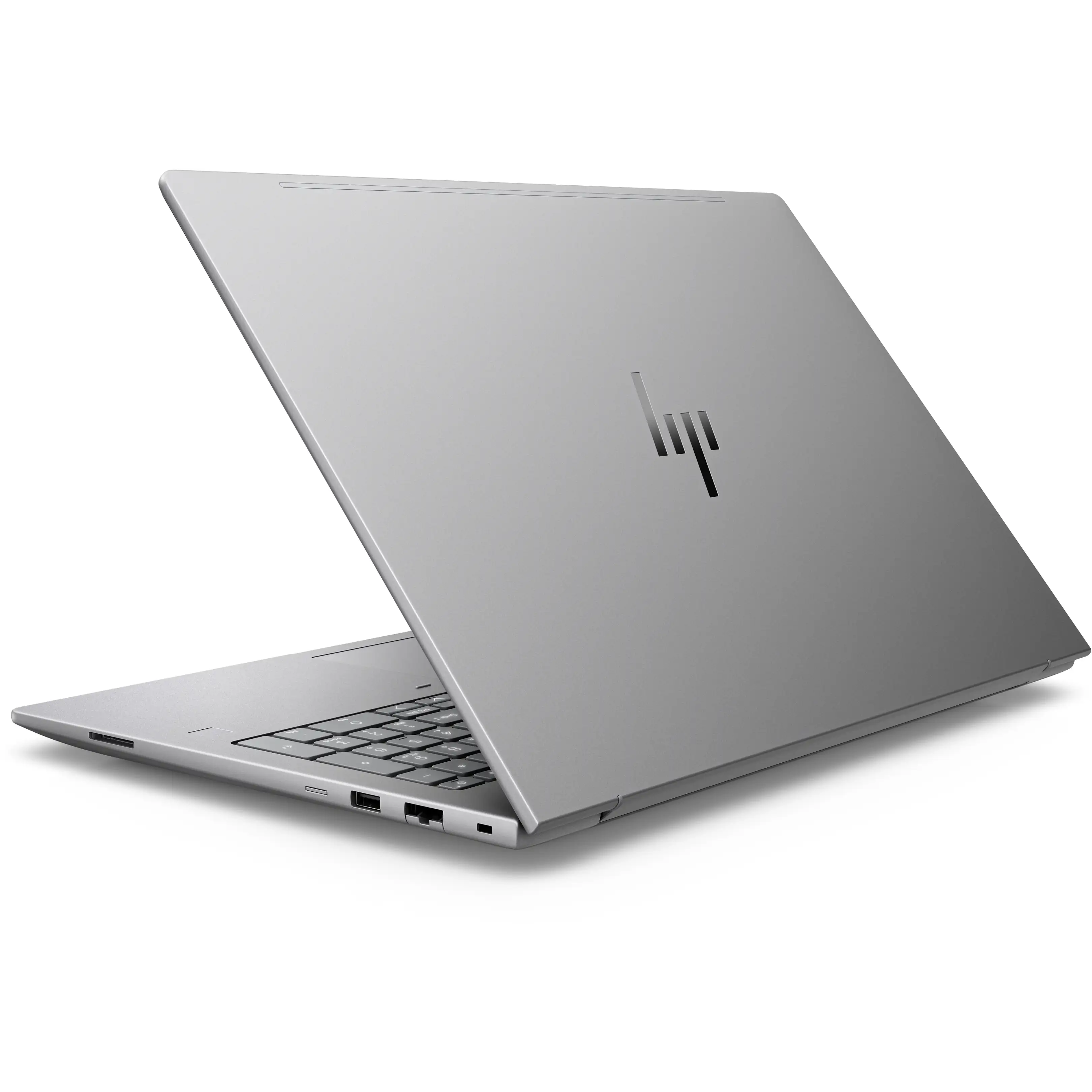 Un computer portatile argentato è posizionato su uno sfondo bianco.